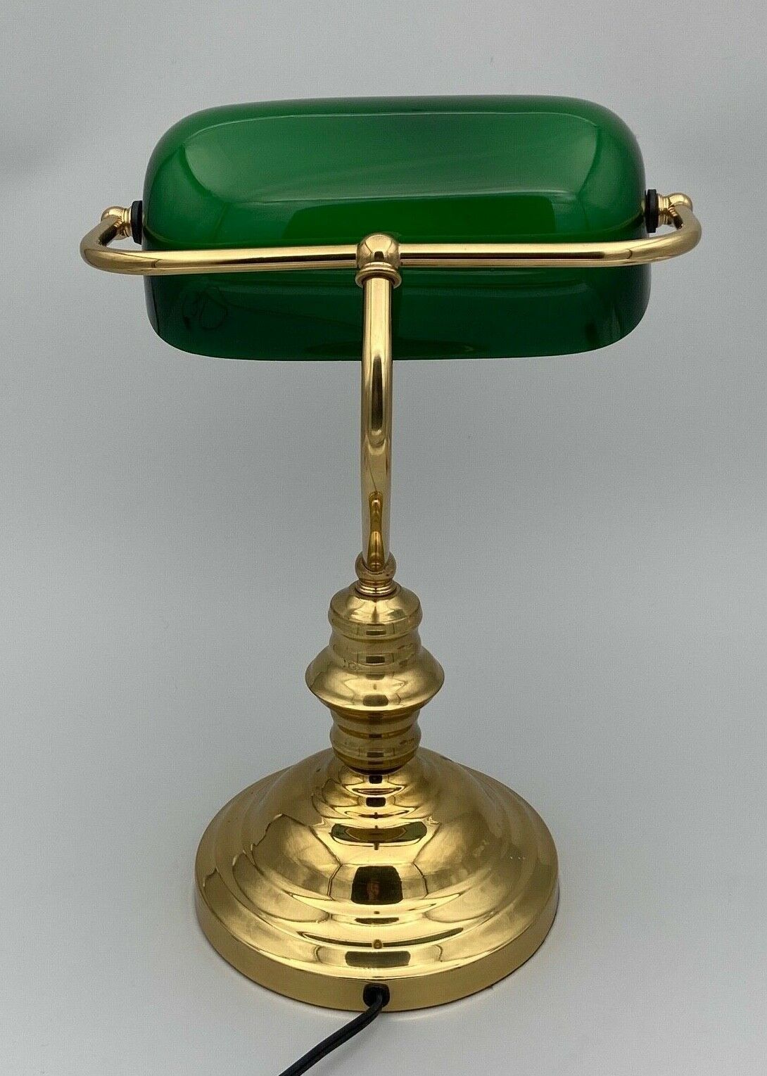 Banker's lamp in brass lampshade in green glass desk