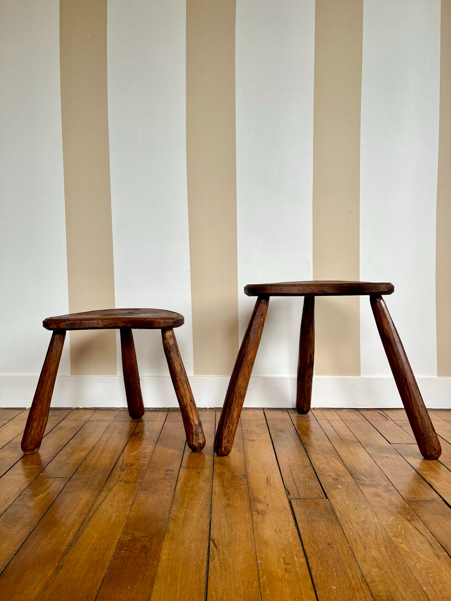 Paire de tabourets tripodes anciens