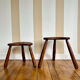 Paire de tabourets tripodes anciens
