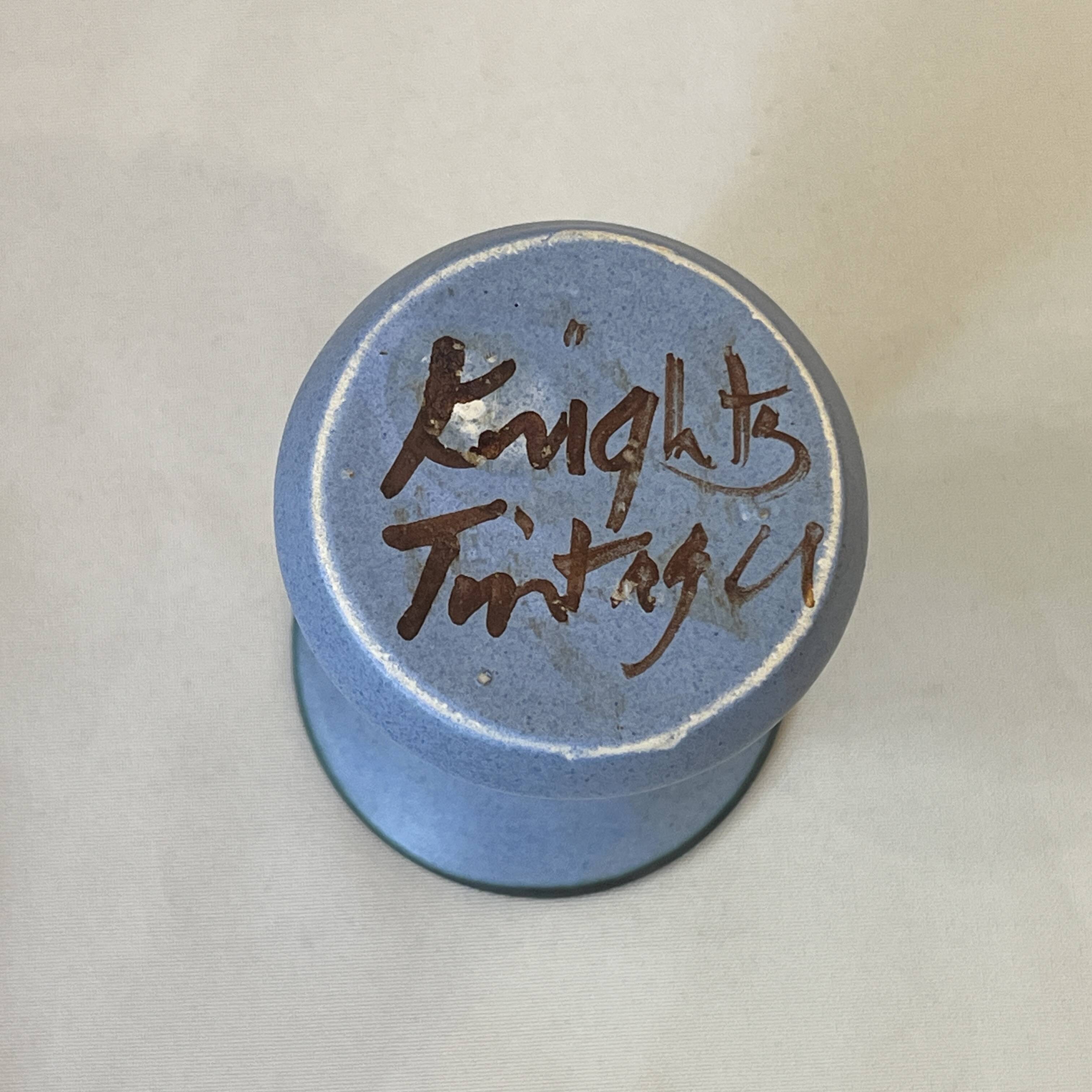 Vase de Knights of Tintagel en céramique grès bleu 1960 -70 soliflore