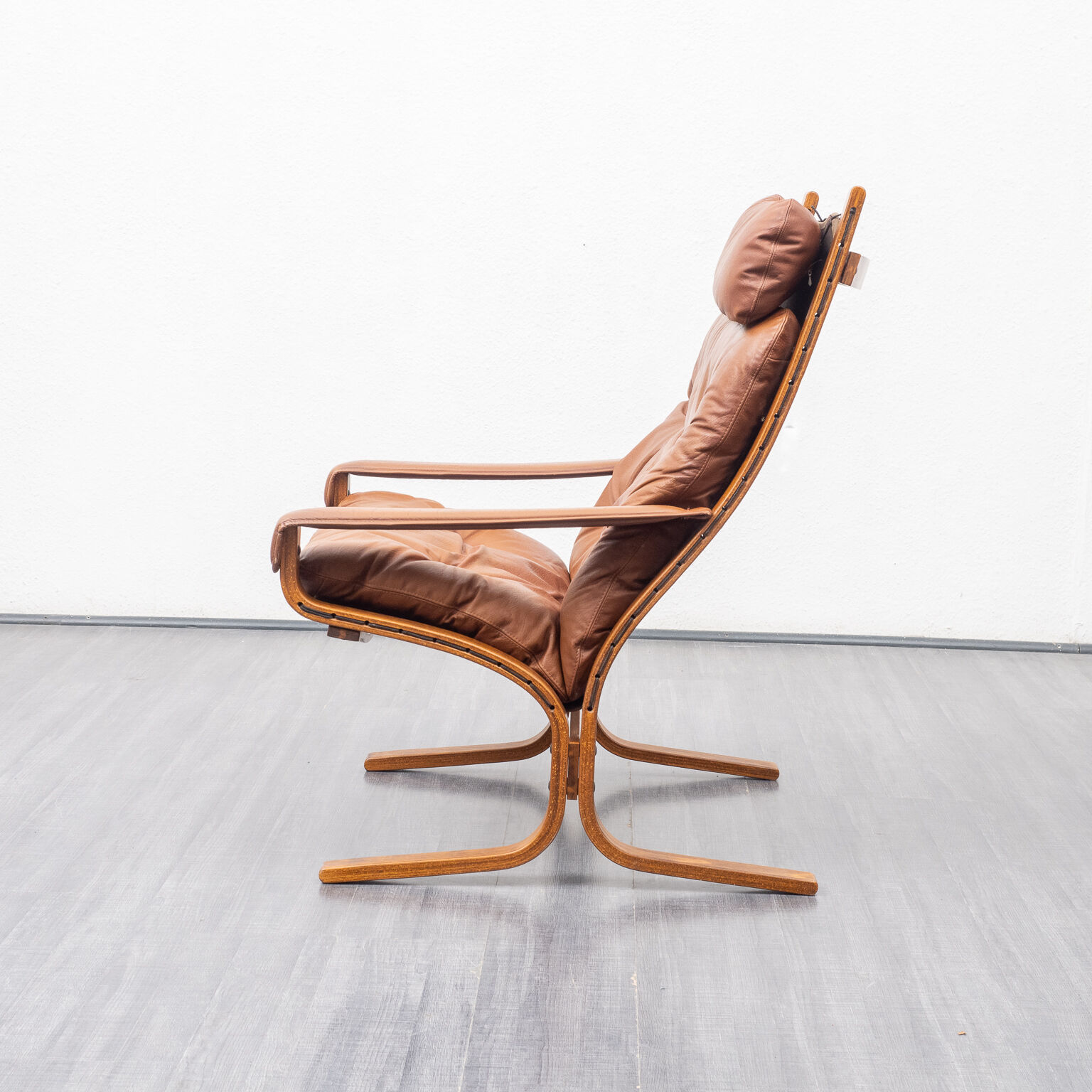 Fauteuil scandinave, cuir et bois