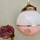 Suspension globe vintage en opaline blanche et rose
