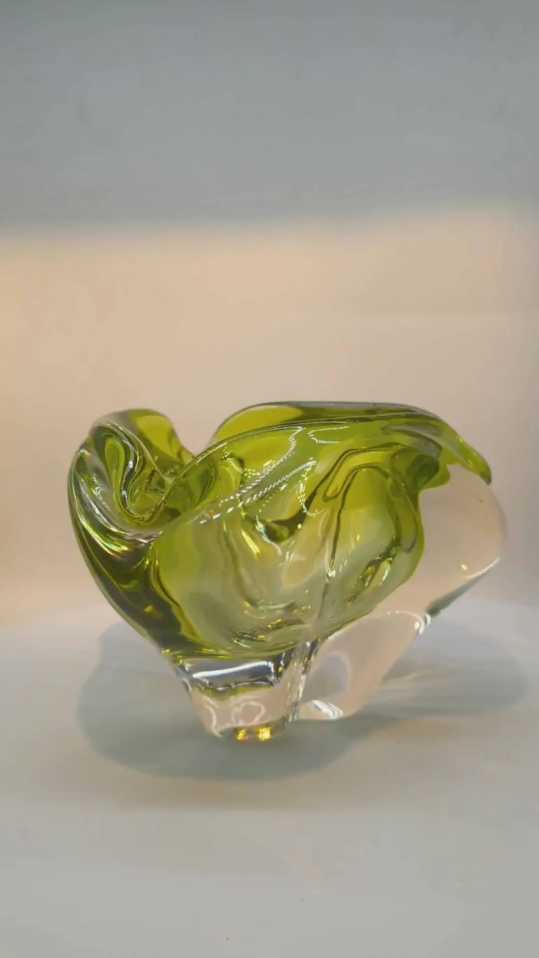 1950s large triangular ashtray - centerpiece or catch-all in Murano glass by Flavio Poli. Made in Italy. 20 x 17 x 13.5 h cm / 2.8 kg.