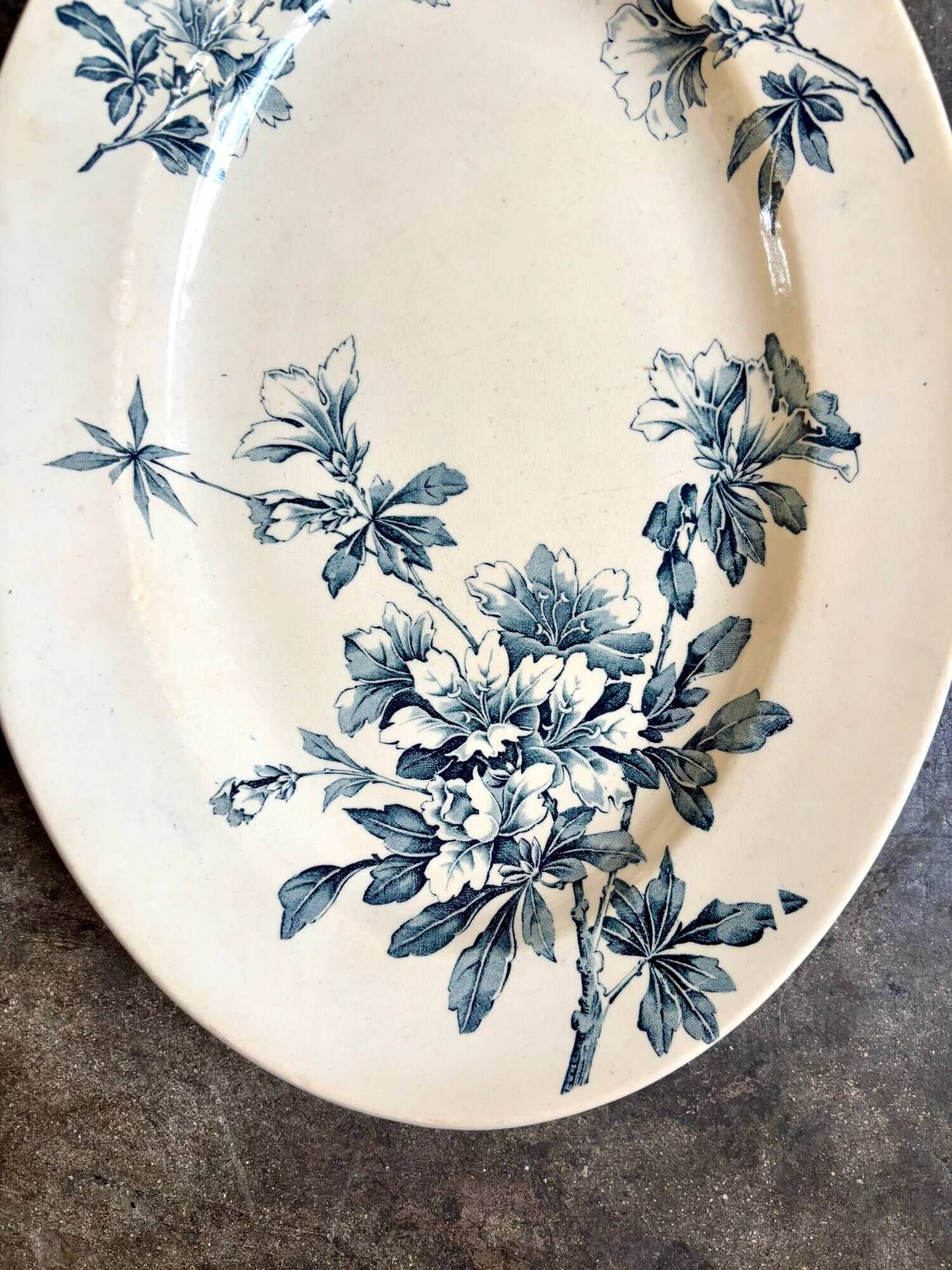 Petit plat ovale Lunéville en terre de fer bleue, service "Azaléa"