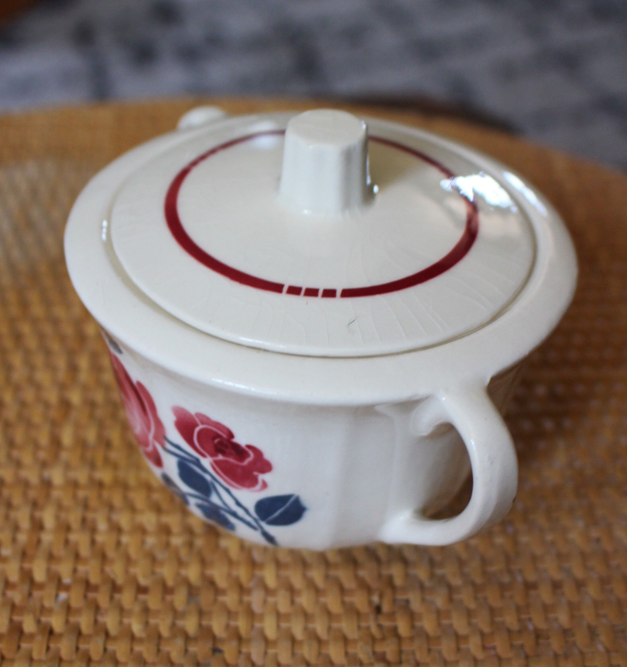 Sucrier demi porcelaine Badonviller roses rouge bleu art deco