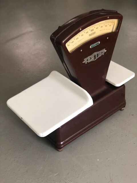 Vintage merchant's scale in bakelite burgundy