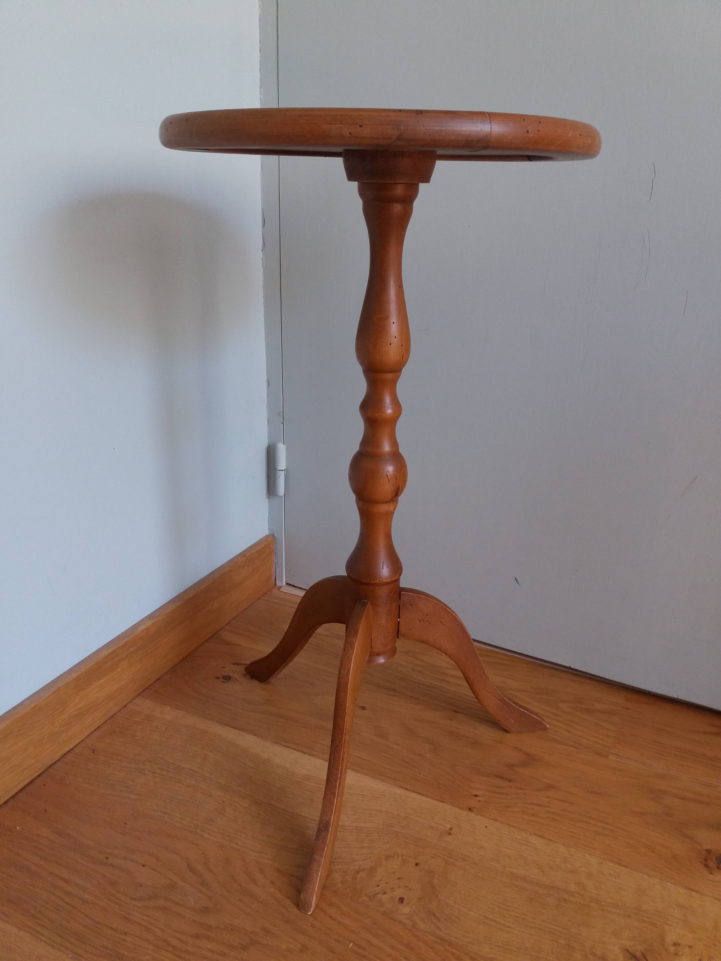 Tripod pedestal table