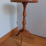 Tripod pedestal table