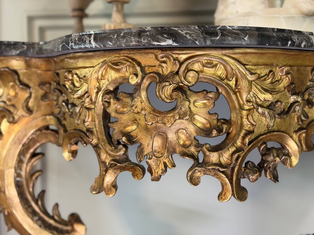 Regency console with a dragon, carved and gilded wood, Paris circa 1720