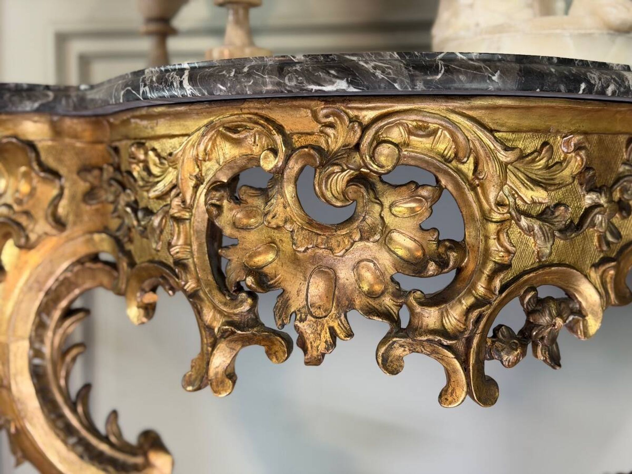 Console Régence au dragon, bois sculpté et doré, Paris vers 1720