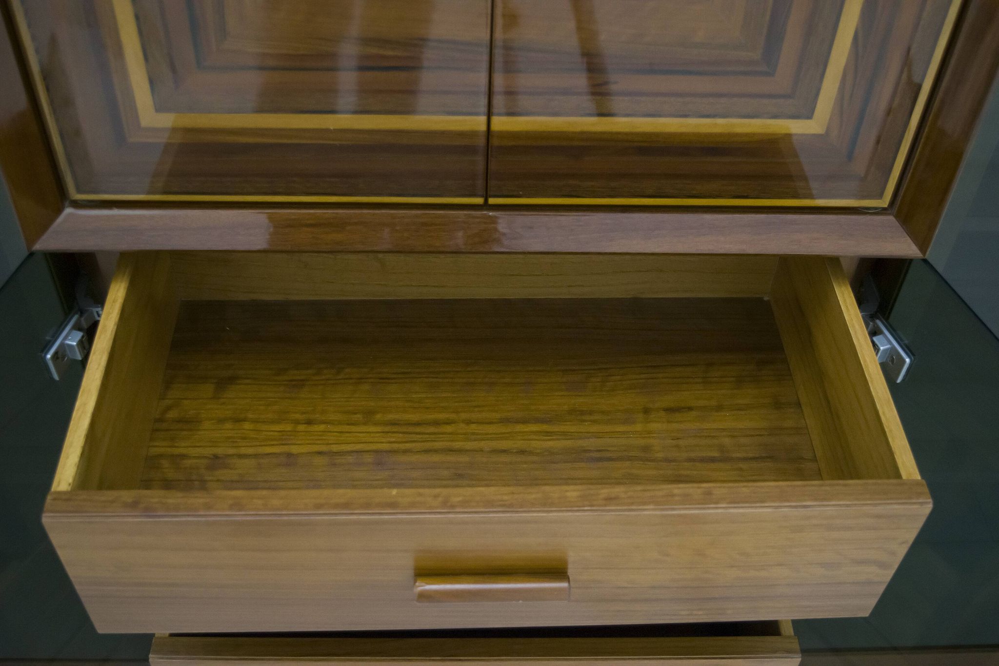 Rare meuble de bar italien marqueté "Paganini", signé Luciano Frigerio, années 1975