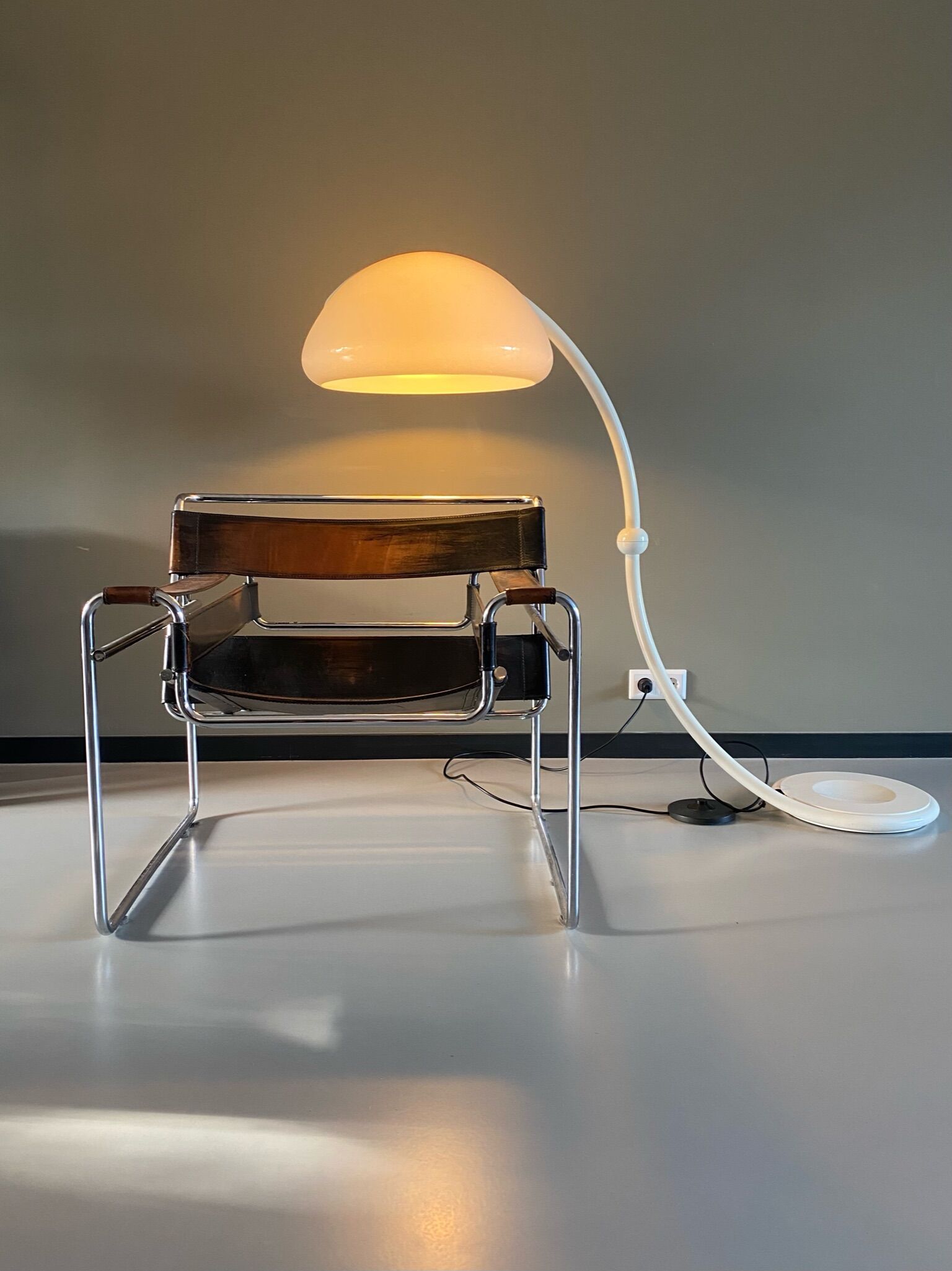 White serpente floor lamp Martinelli