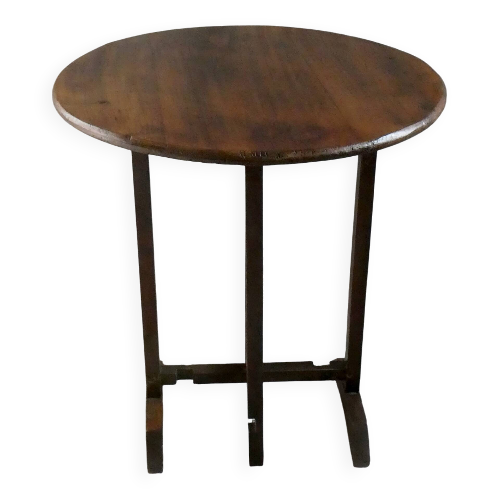 Small table known as a winemaker's table.