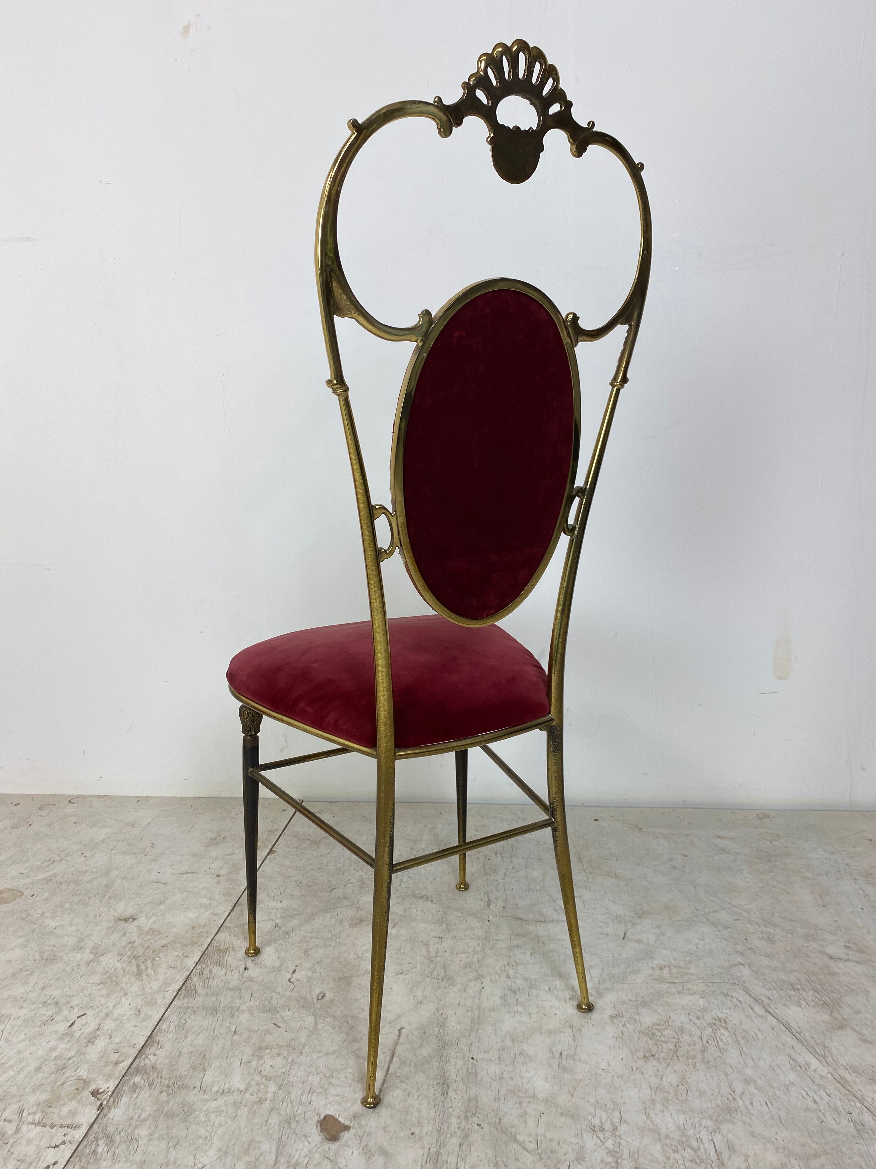 chaise vintage regency style brass et red velvet années 1950