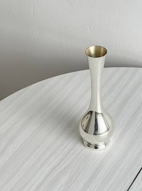 Lightweight metal single-stem vase