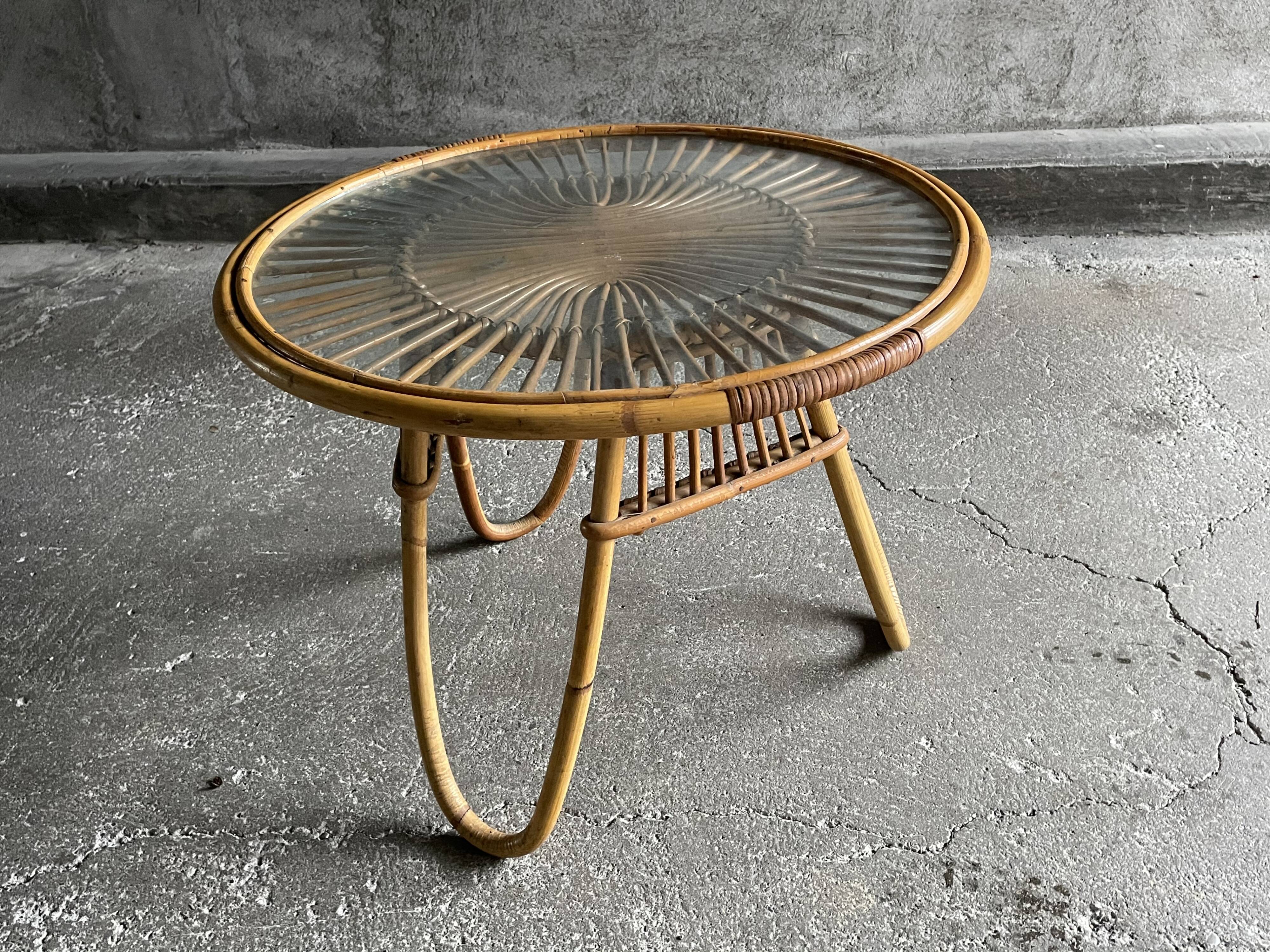 Round coffee table in rattan and glass tray