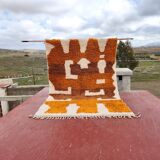 Tapis Beni Ouarain 300x200 cm – Laine épaisse, motifs berbères ocre & écru,