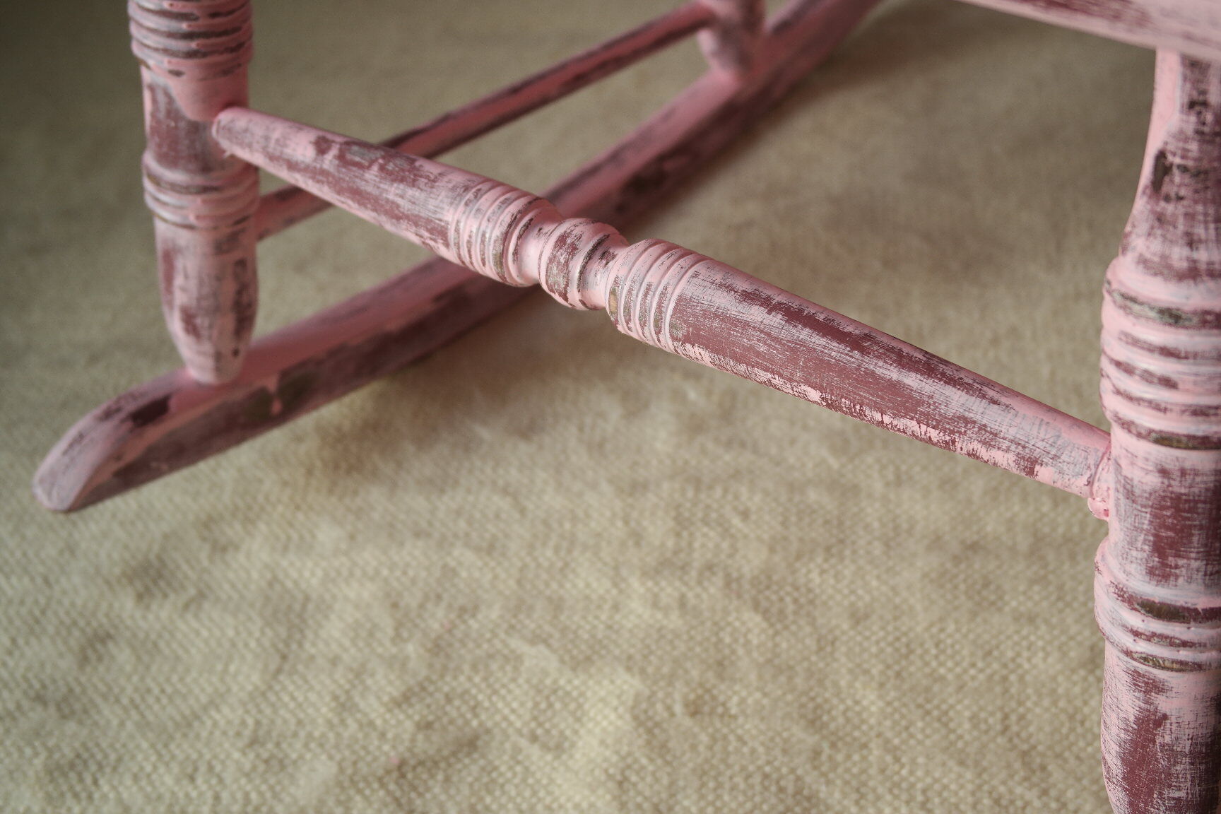 Rocking-chair vintage 50 in pink patina wood