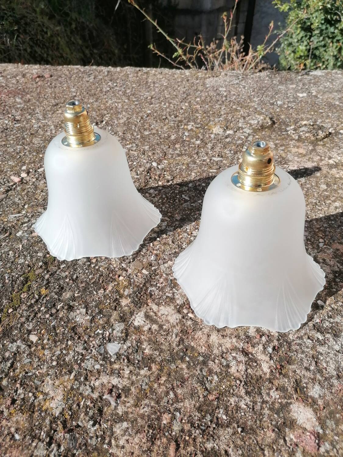 Lot de 2 baladeuses suspensions vintage en verre blanc