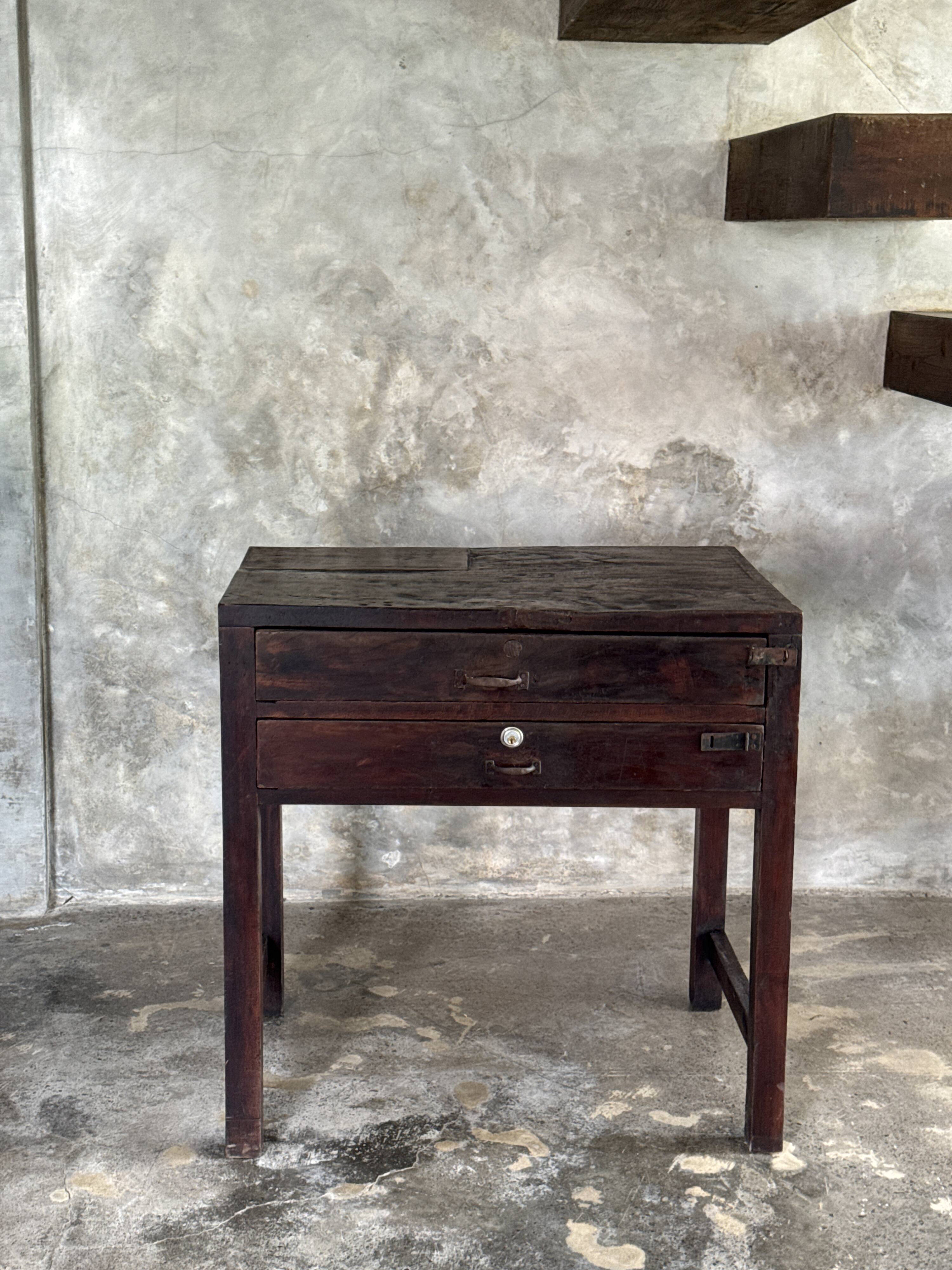 Meuble de métier ancien indonésien en teck à deux tiroirs H80,5 L79,5x51