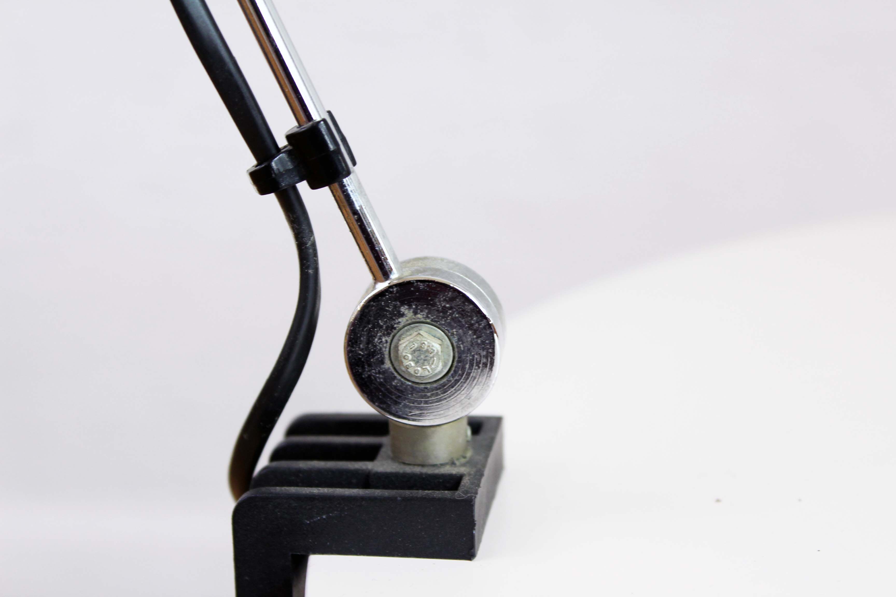 Articulated desk lamp