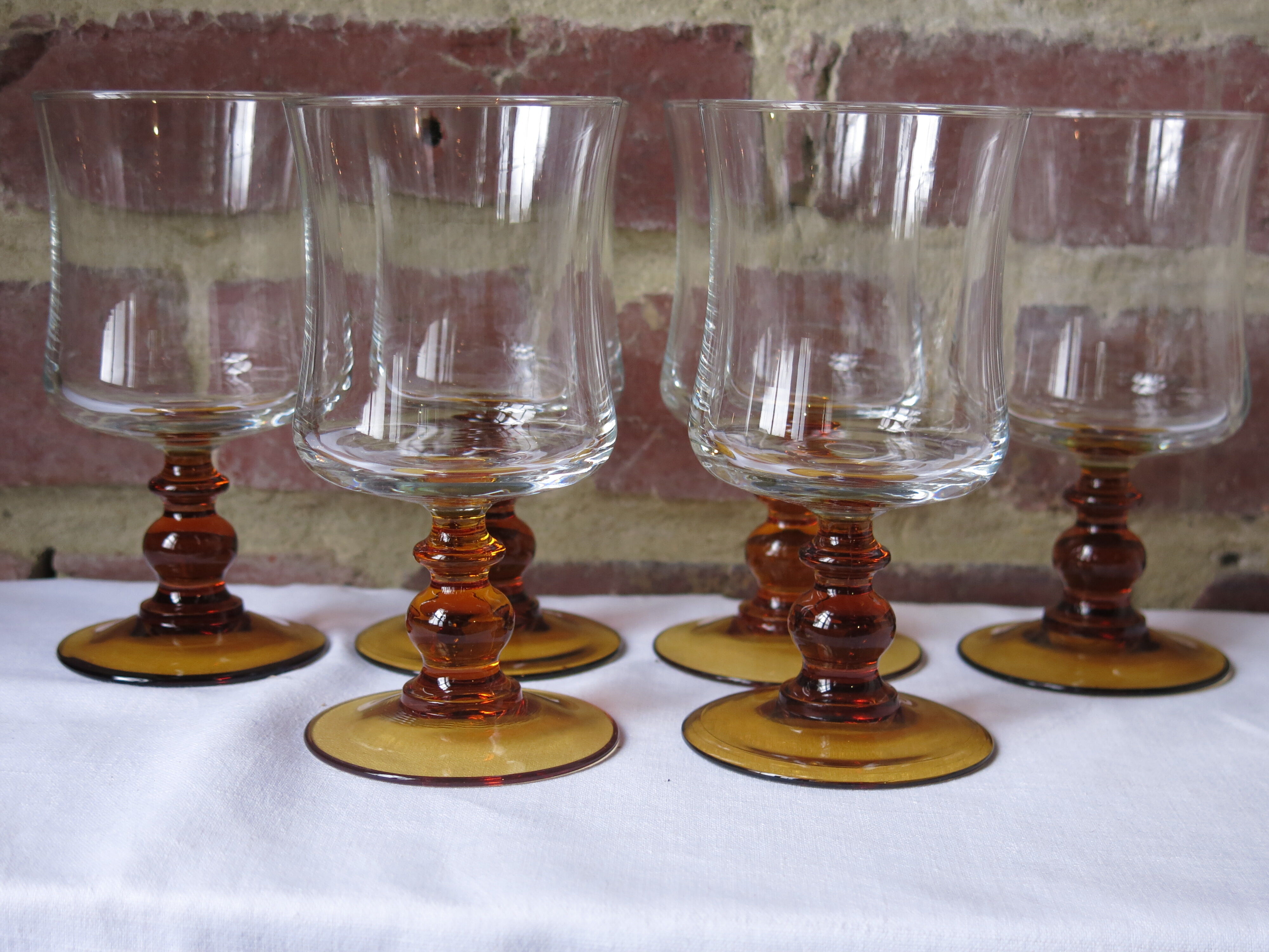 6 vintage stemmed glasses in very good condition