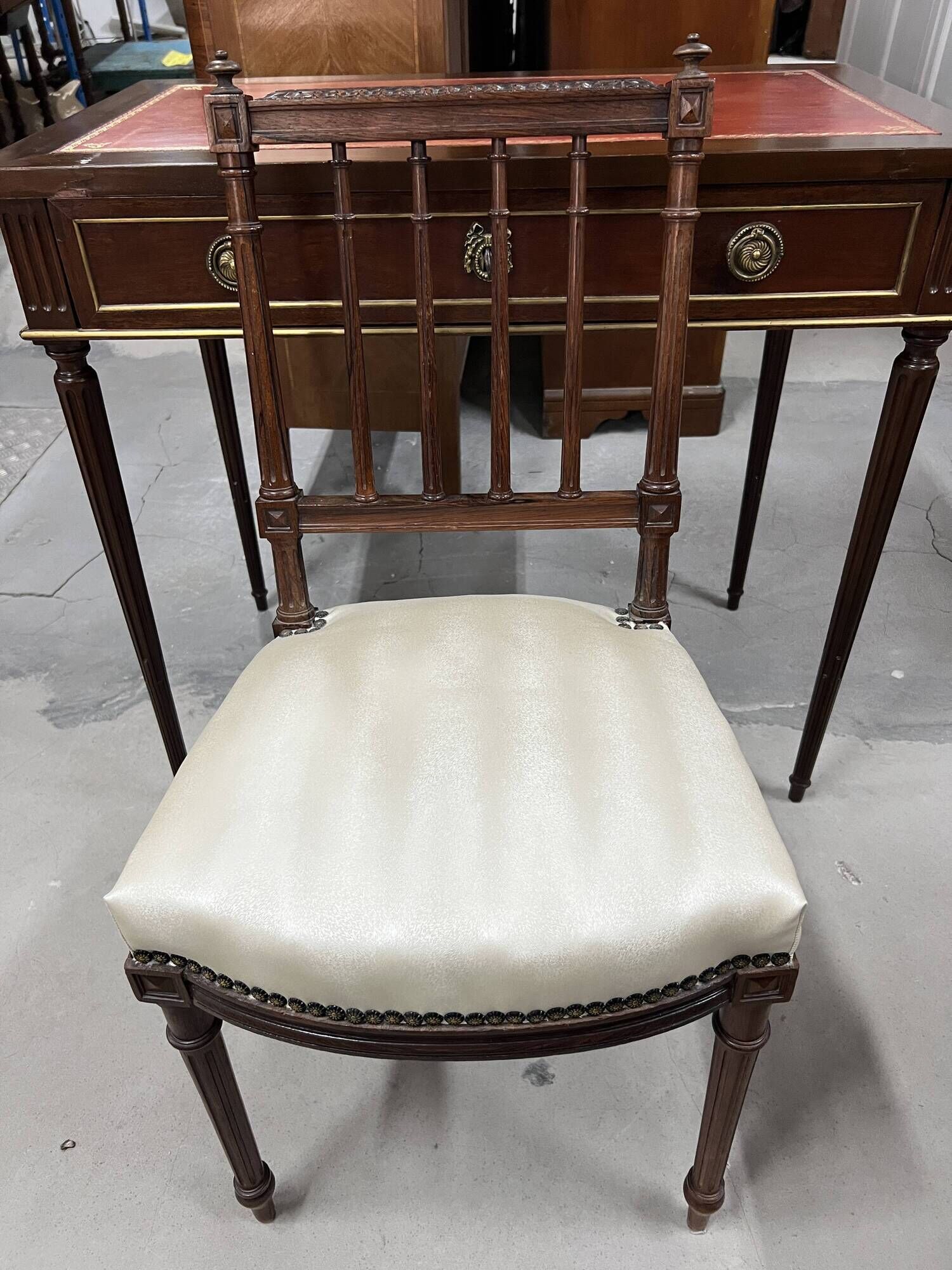 Flat desk and Louis XVI style chair in mahogany veneer (nineteenth century)