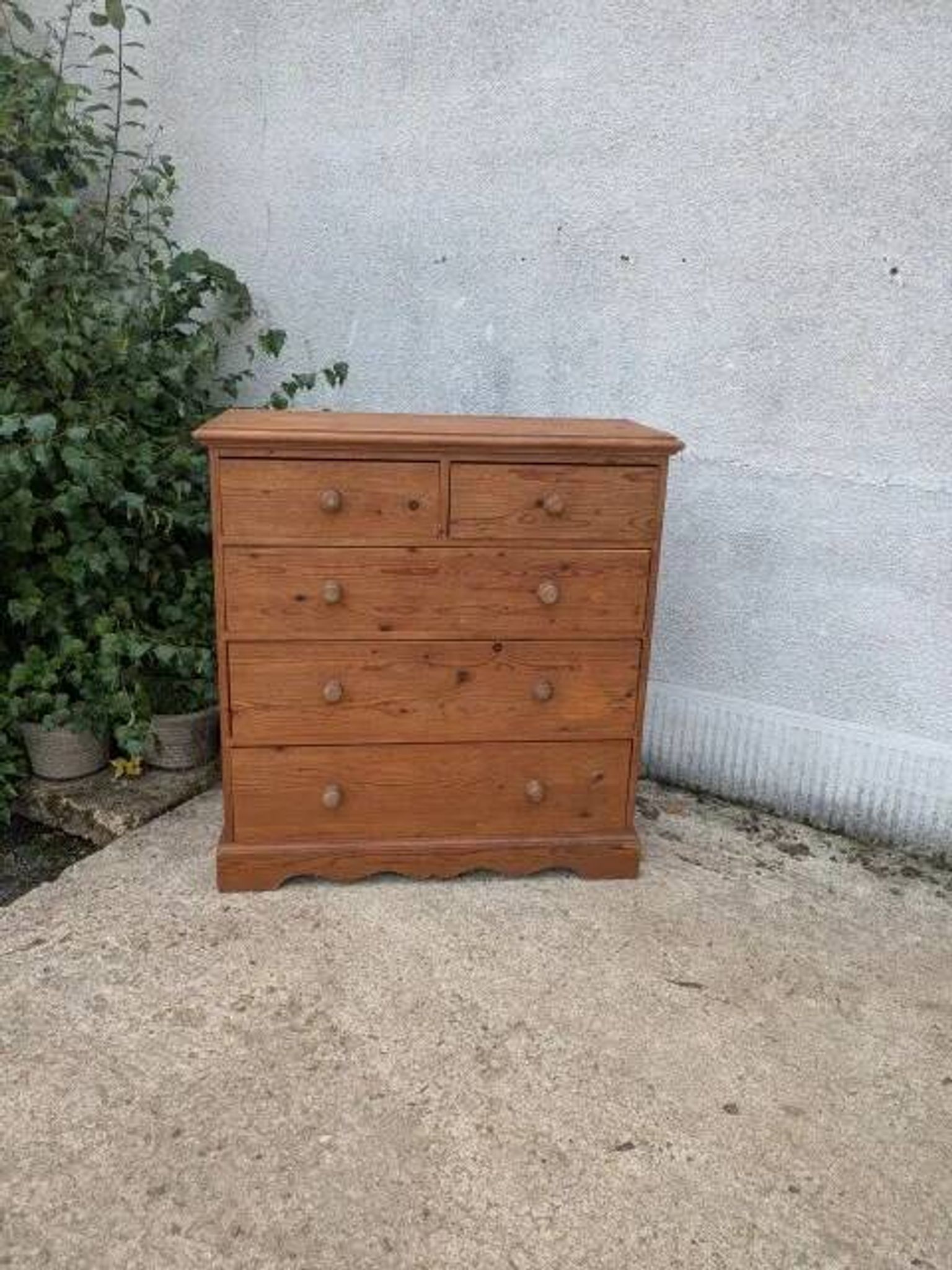 English-style chest of drawers