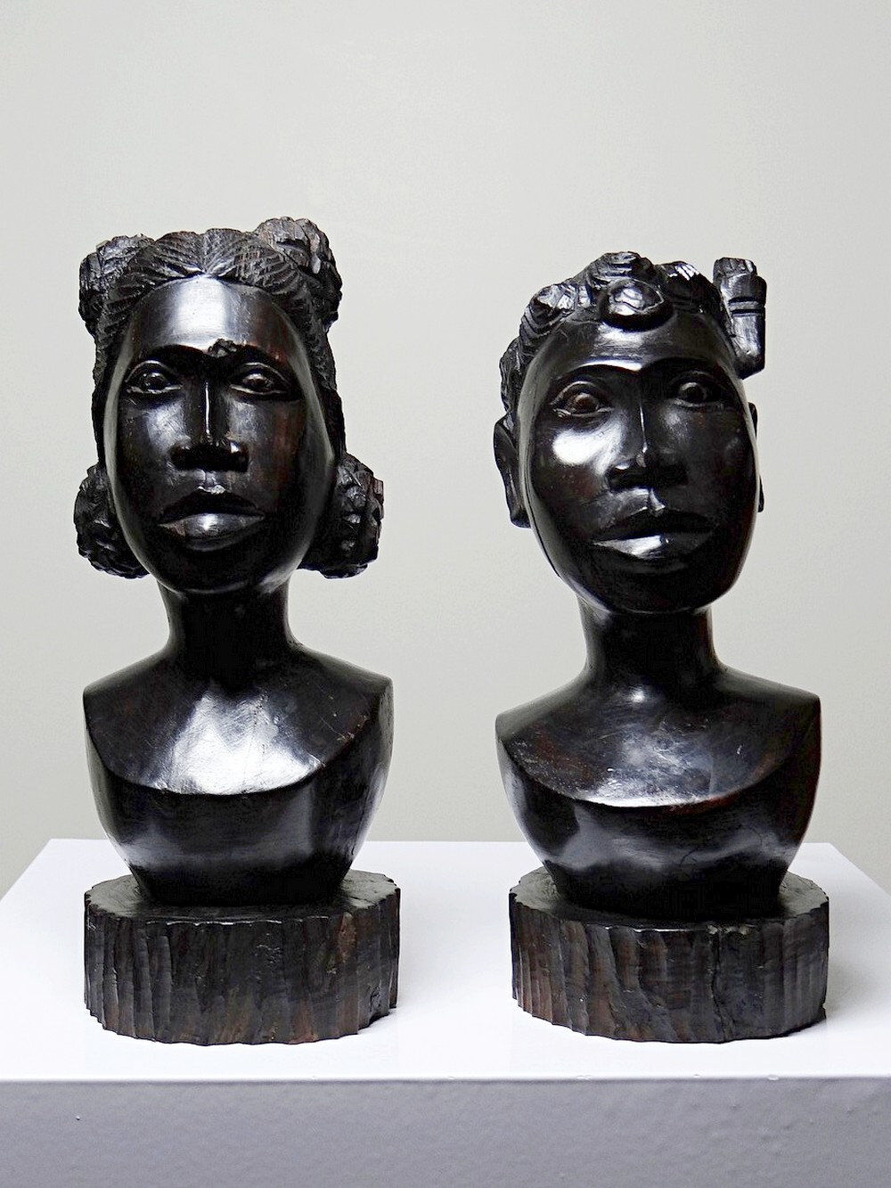 Couple of Malagasy busts in dark exotic wood, carved, craftsmanship from the 1940s to 1970s.