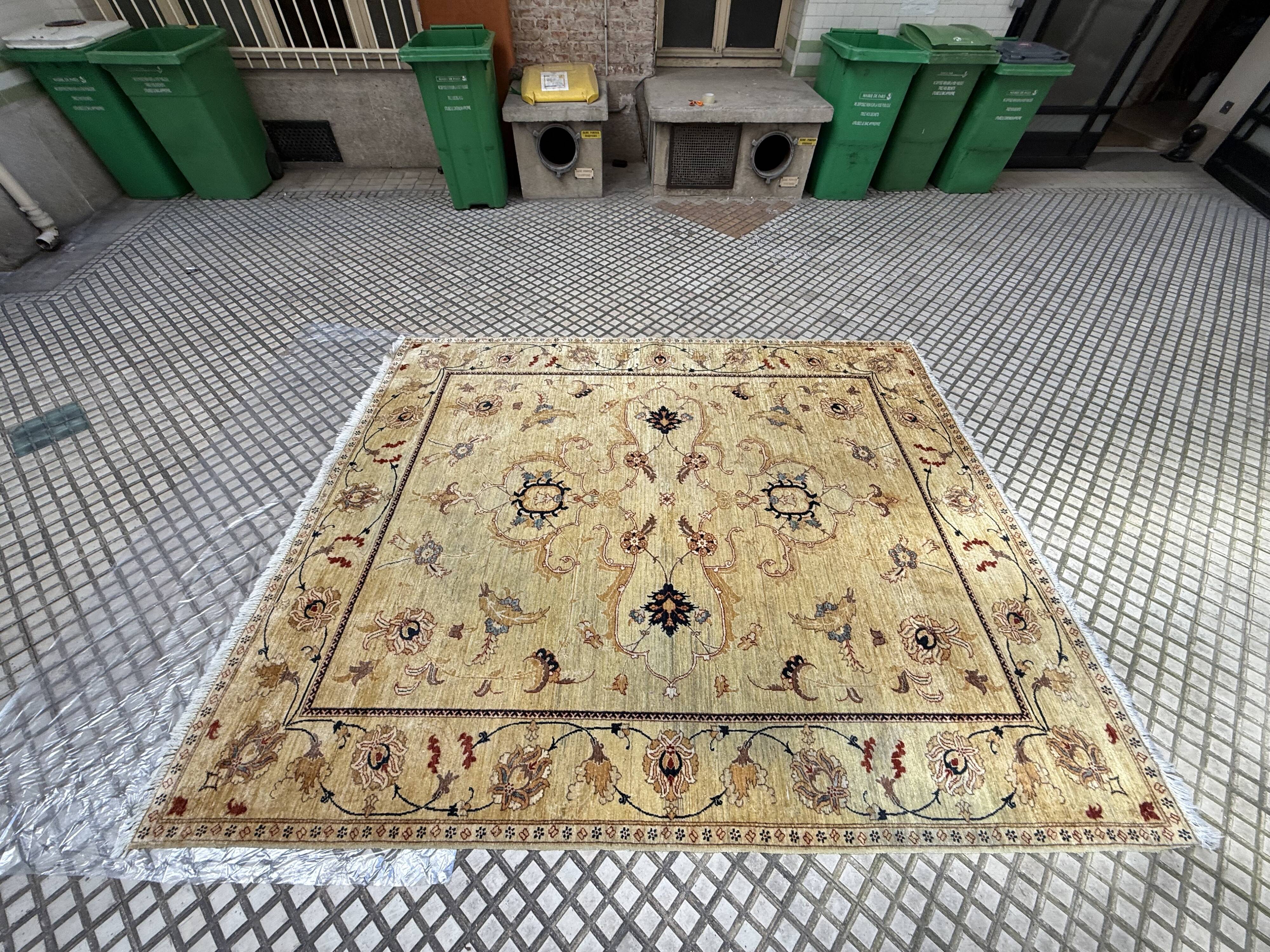 Tapis d’Orient noué main en laine, 287 × 237 cm