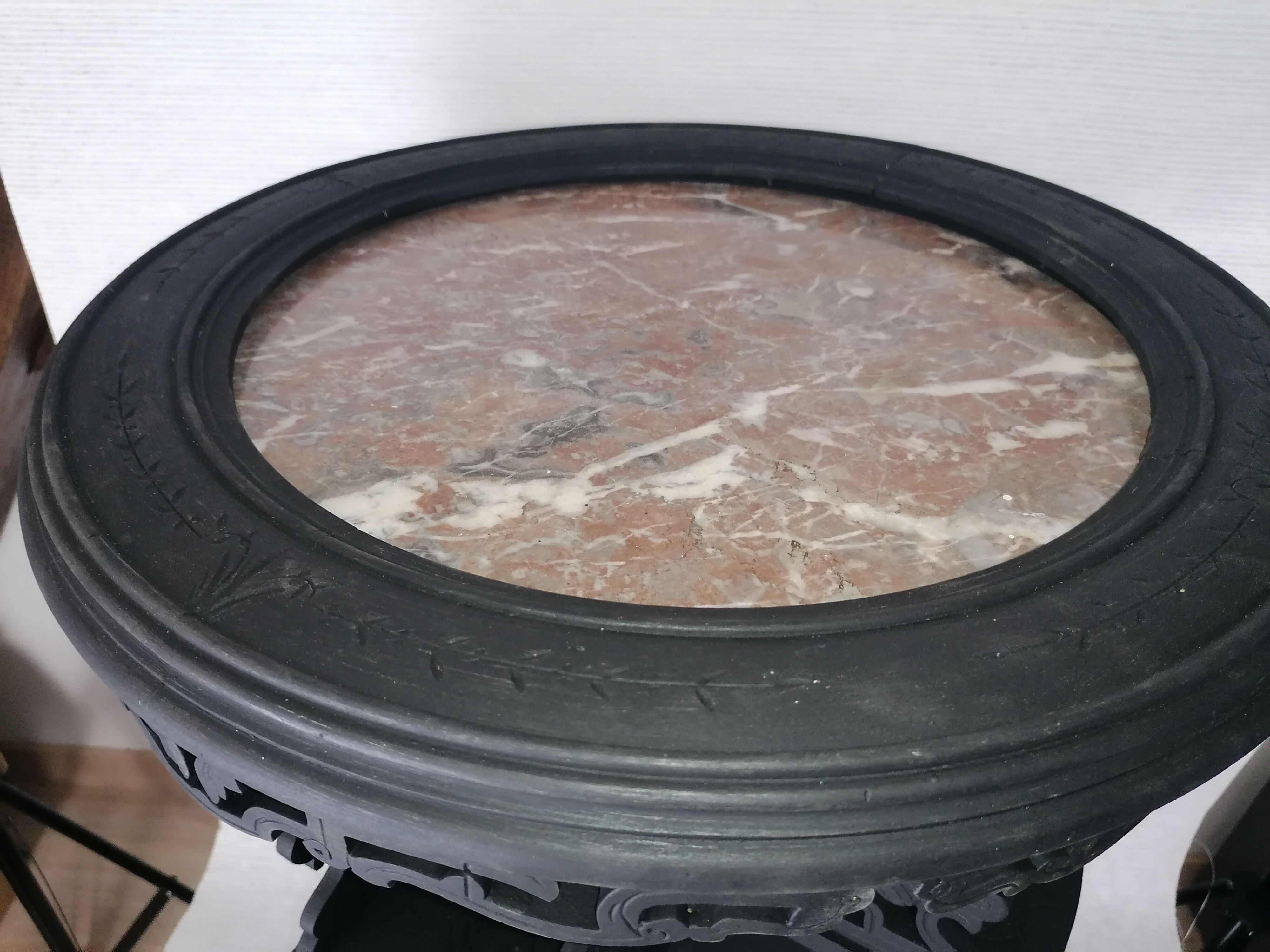 Pedestal table library with fleurs-de-lis.