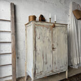 The patinated sideboard