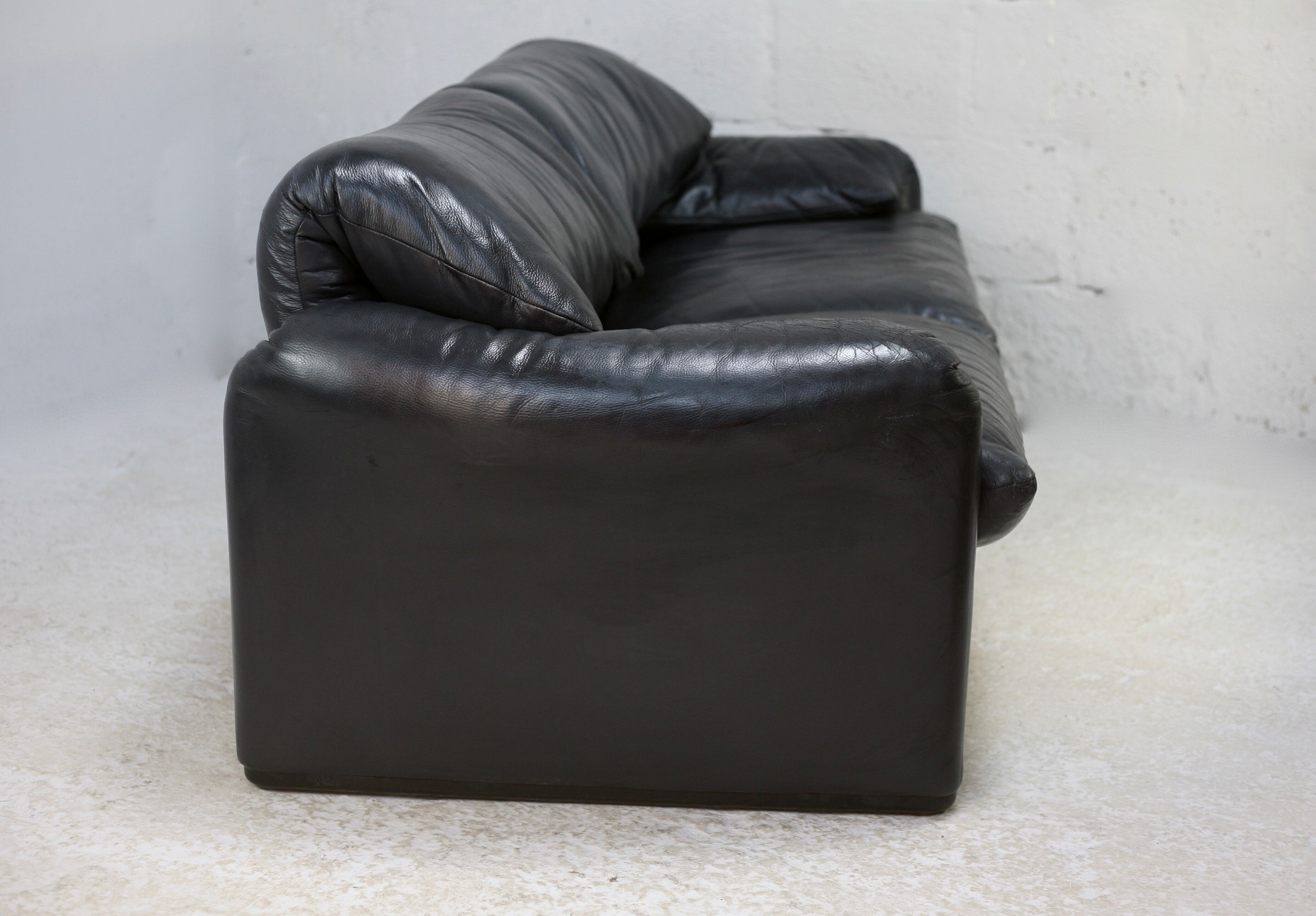 Sofa by Vico Magistretti, Cassina, Maralunga model. Italy, circa 1975. Navy blue leather