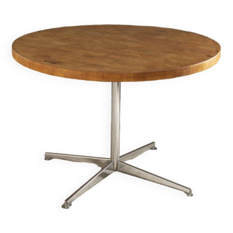 Round dining table