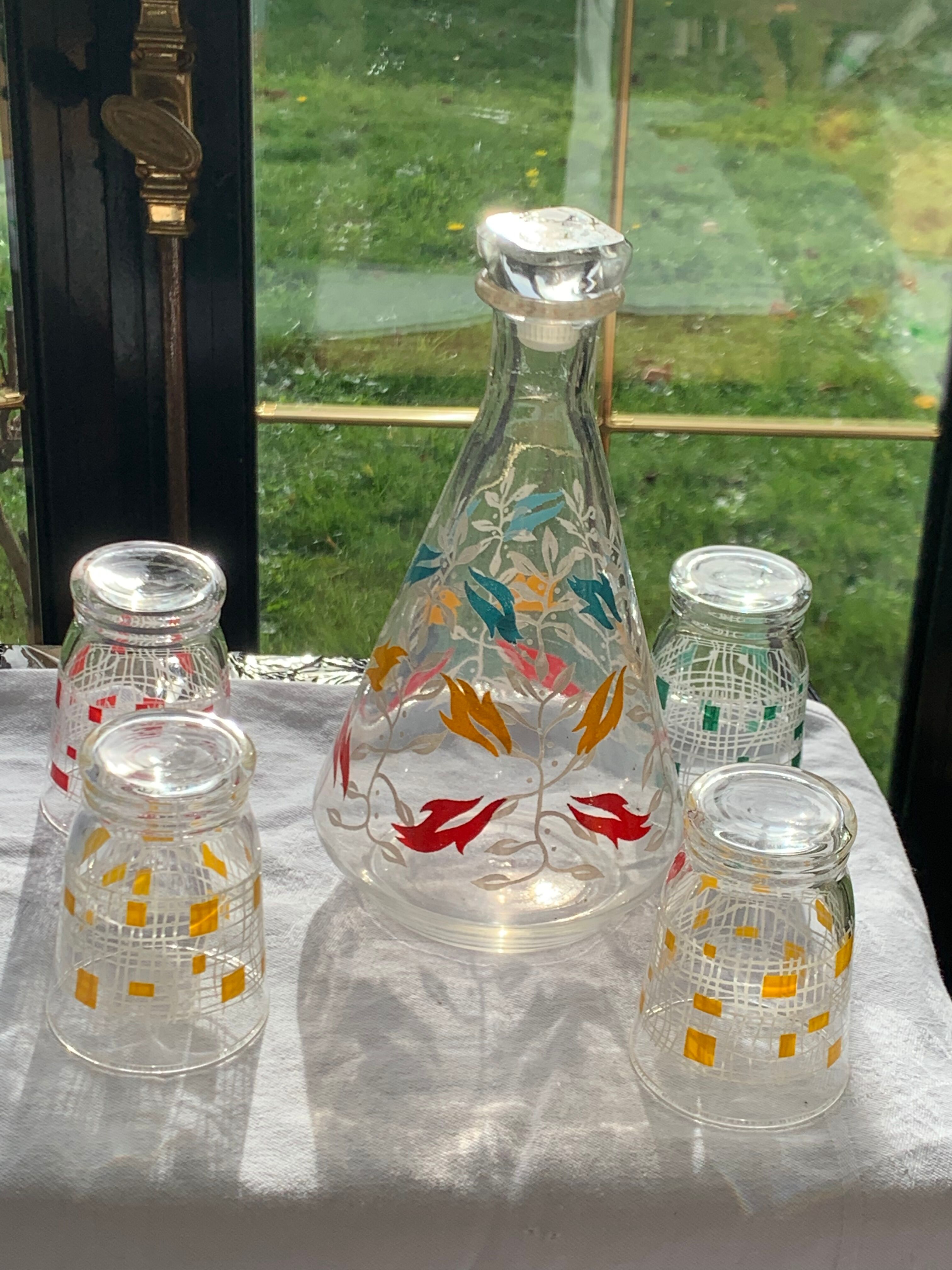 Carafe and 4 glasses with design and vintage patterns 1950/60