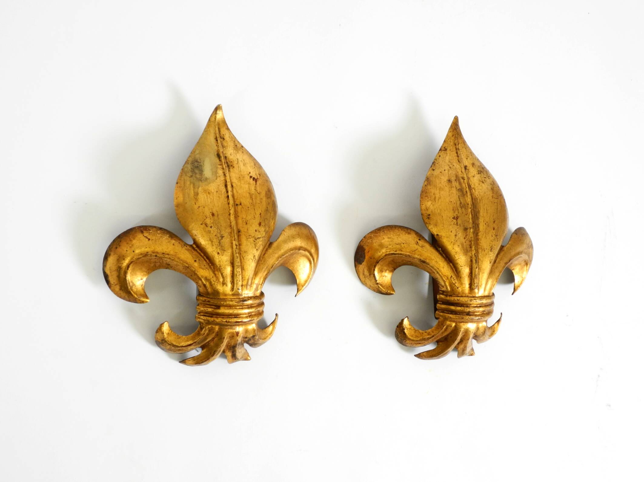 Une paire de grandes appliques murales en métal doré Fleur-de-Lis des années 1970 par Hans Kögl.