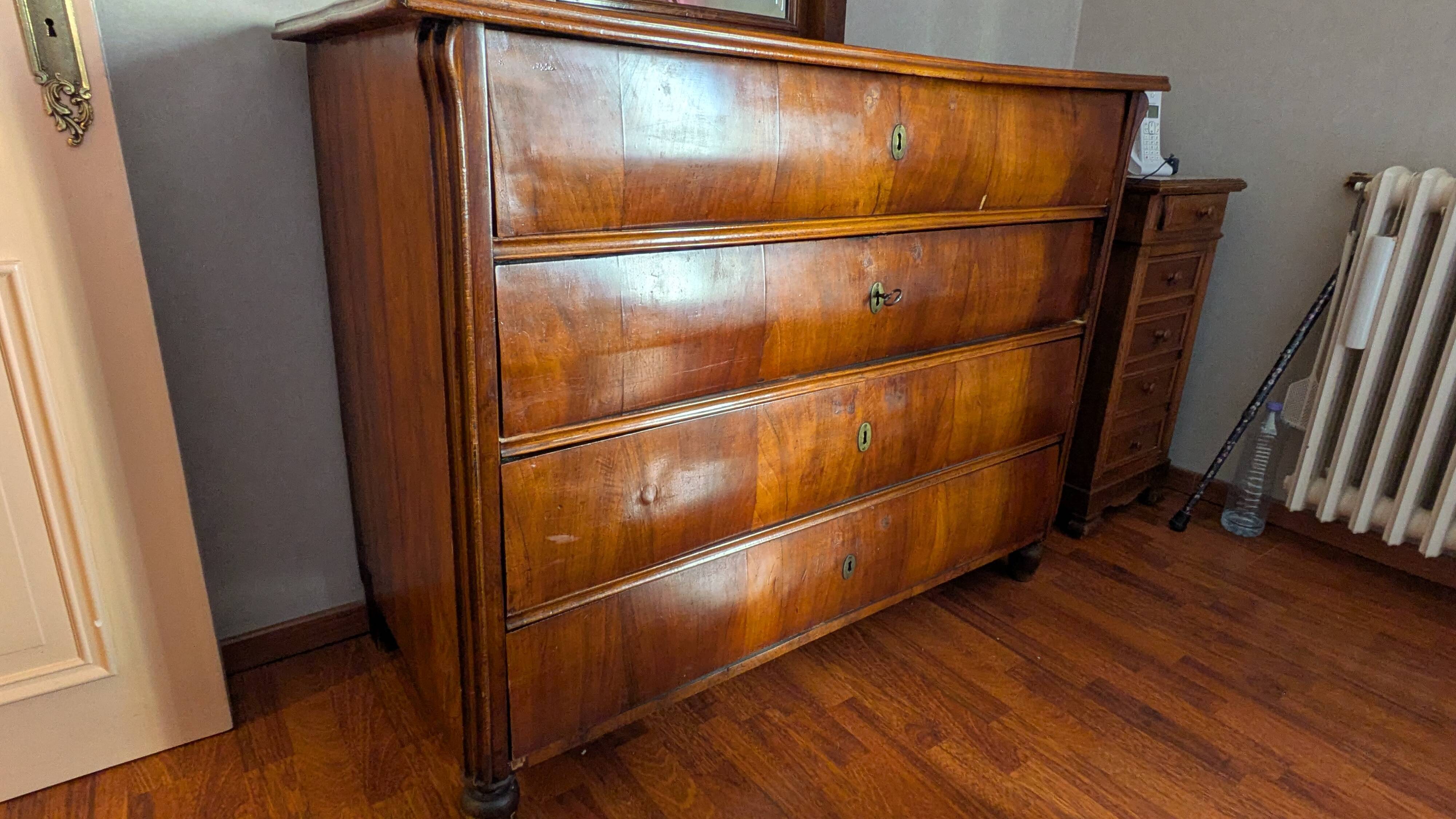 Chest of drawers with 4 drawers in cherry wood with a mirror in classic style – beautiful dimensions.