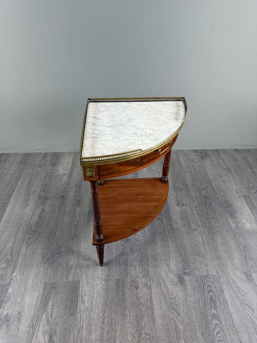 Table d’appoint d’angle de style Louis XVI, XIXe siècle