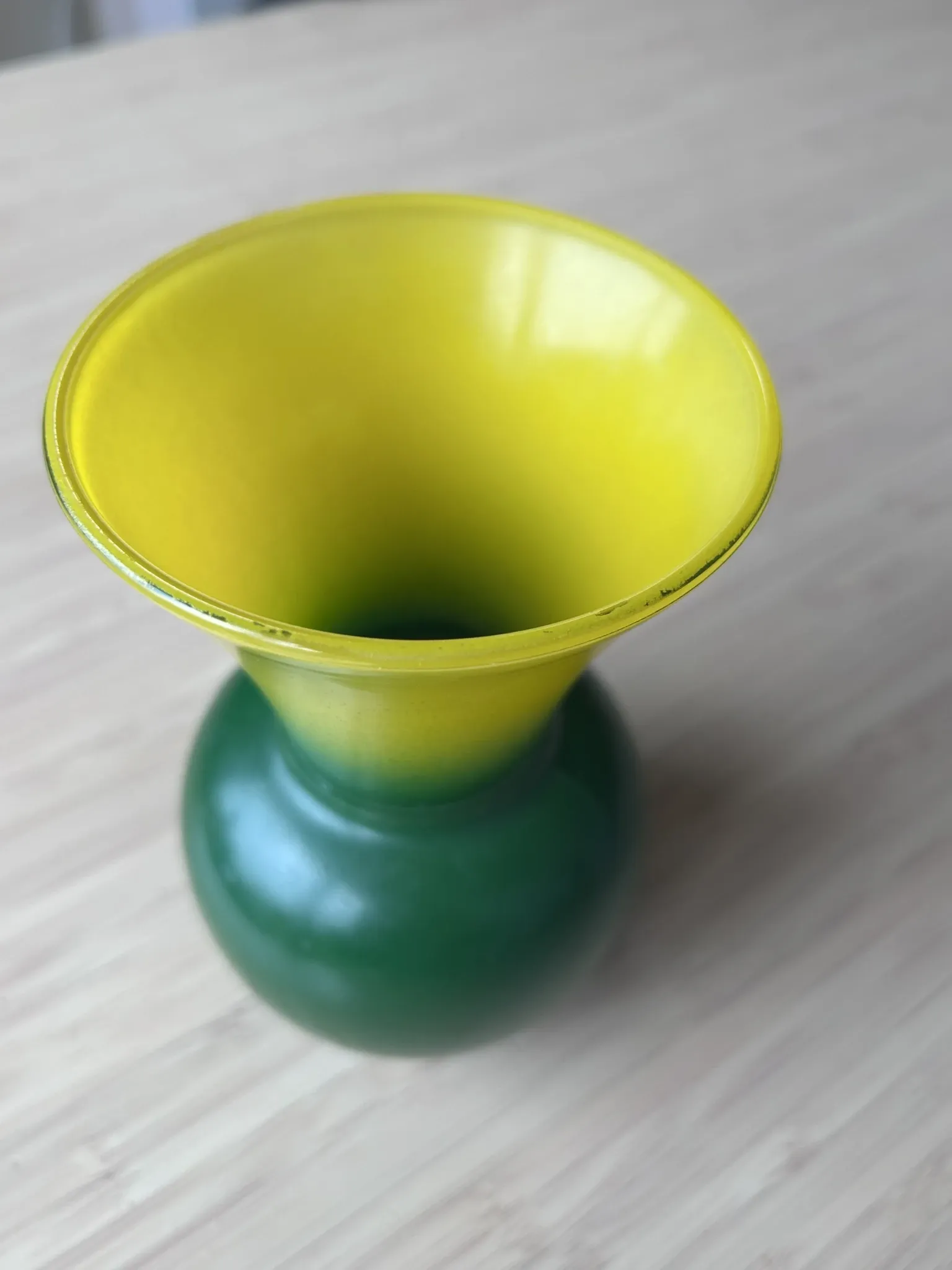 Small powdered glass vase with a yellow and green gradient from the 1950s (film "Le Grand Chemin")