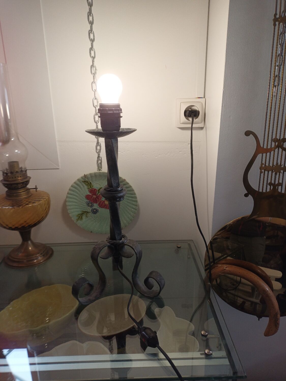 Wrought iron lamp to pose