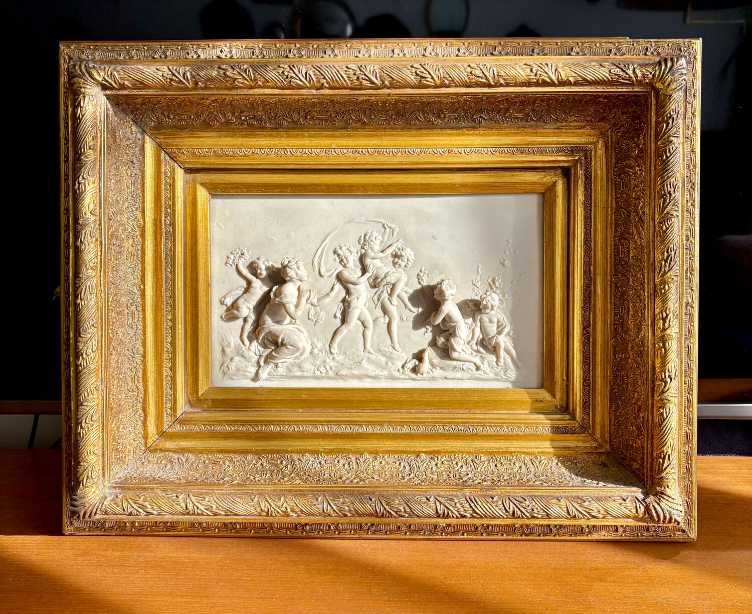 Marble bas-relief tableau of Putti