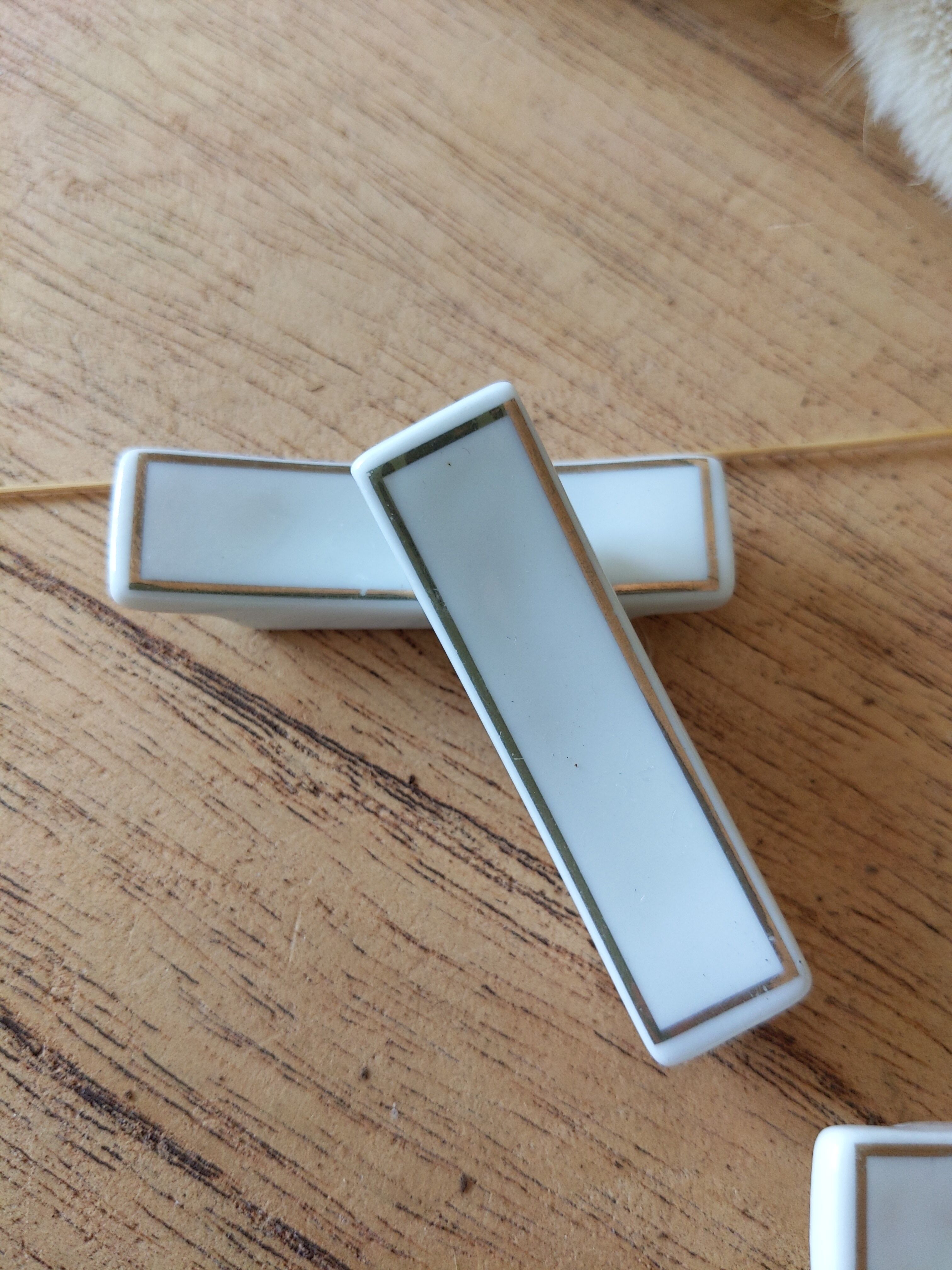 Porcelain covered rest