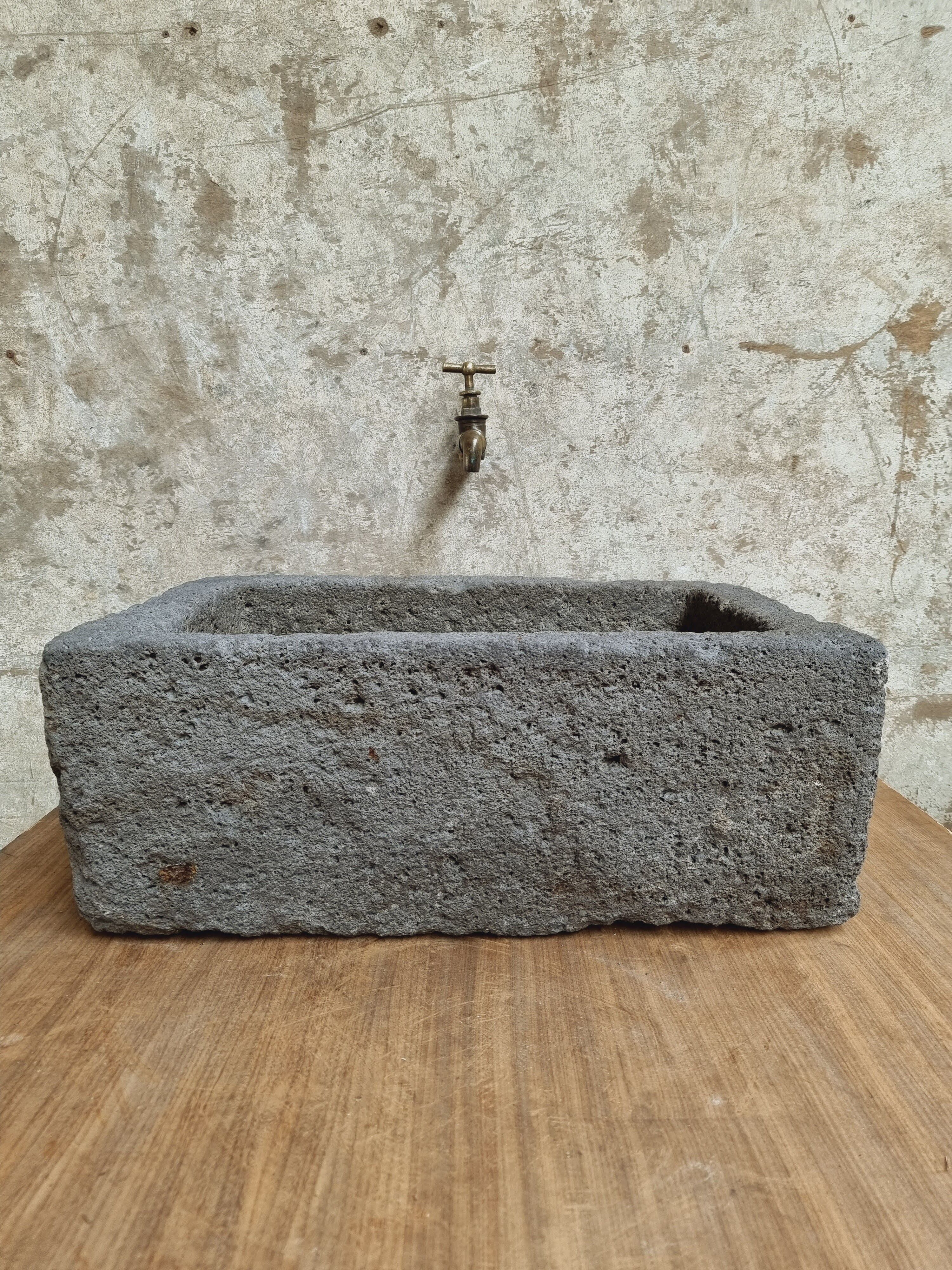 Auge en pierre lavabo antique français