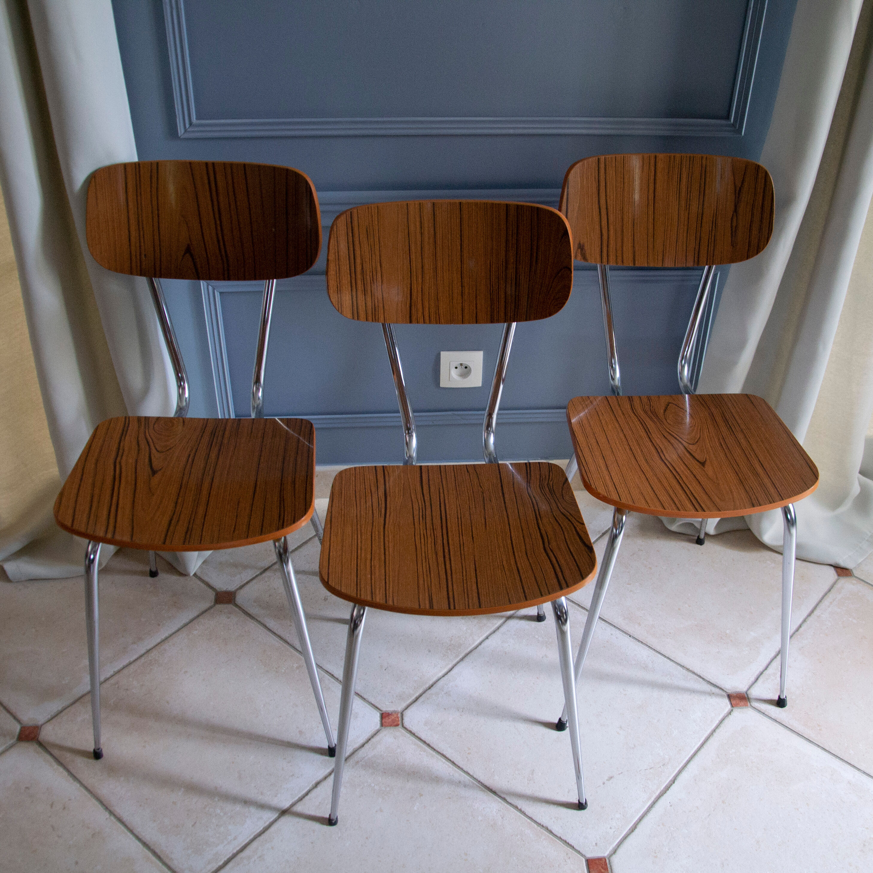 Lot de 3 chaises en formica effet bois