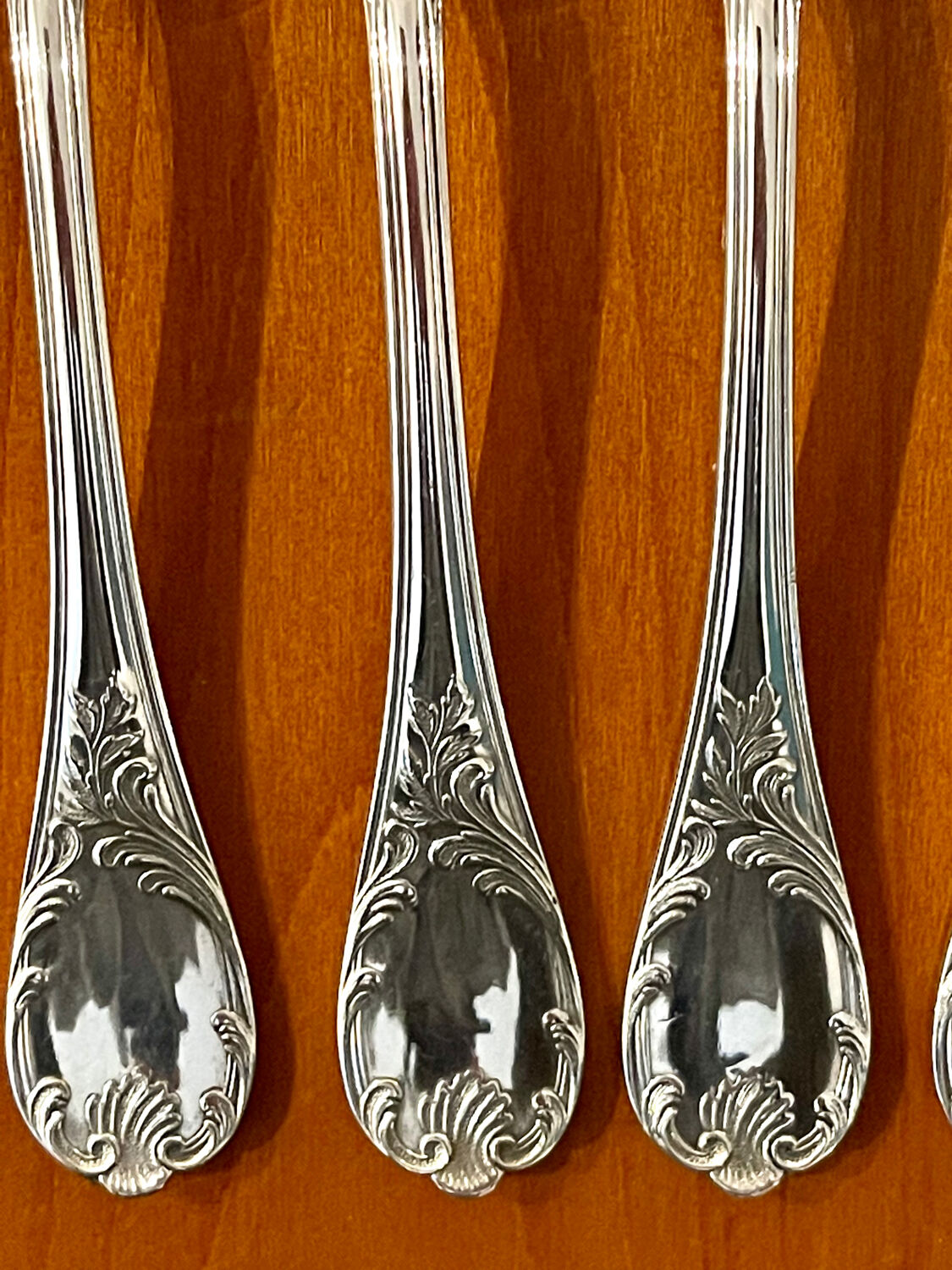 Christofle France, 12 dessert knives and 12 dessert forks in new condition.