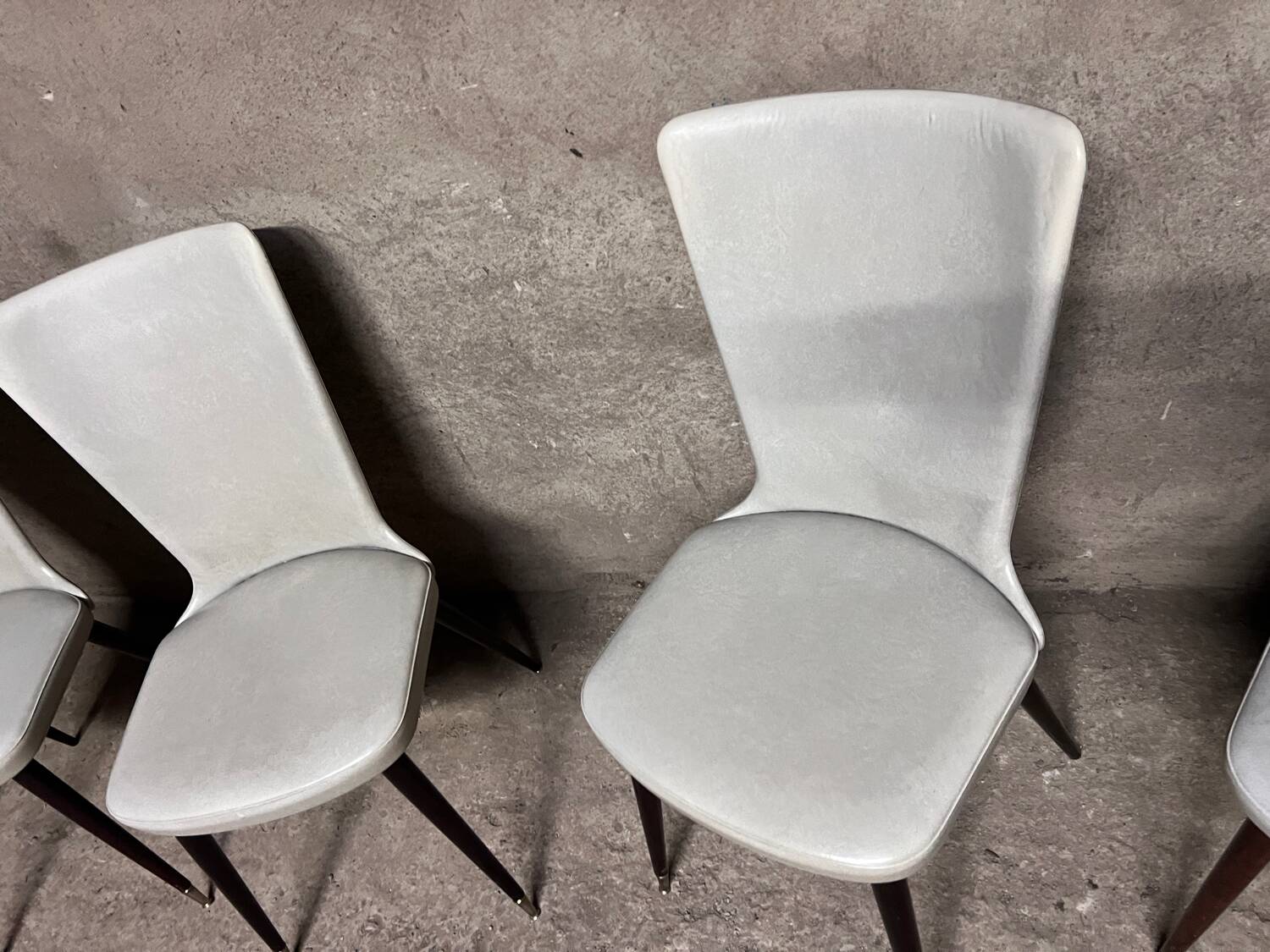 Serie de 6 chaises Baumann modèle Essor en simili cuir blanc