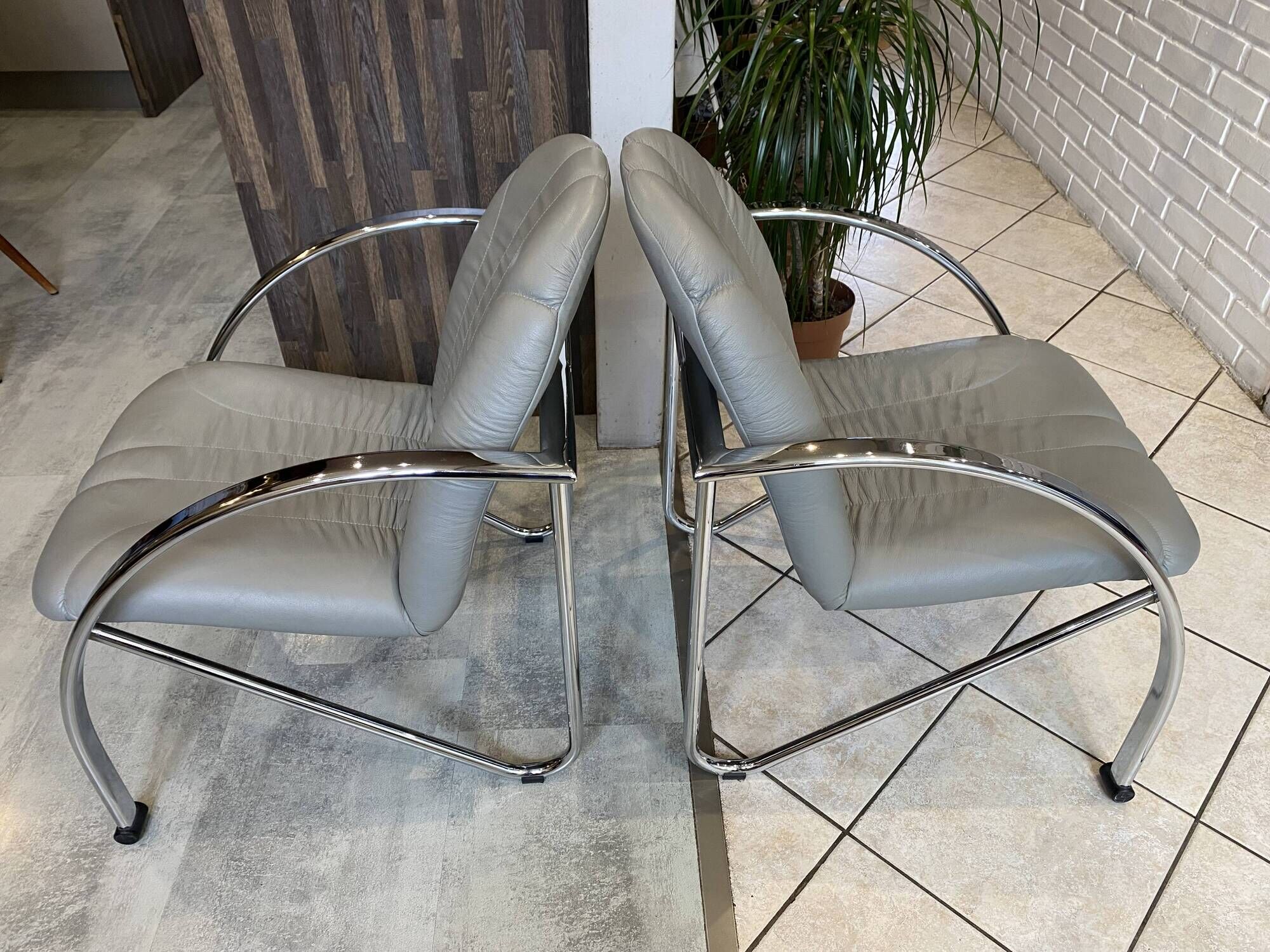 Pair of Souvignet armchairs, grey leather, chrome, 1980.