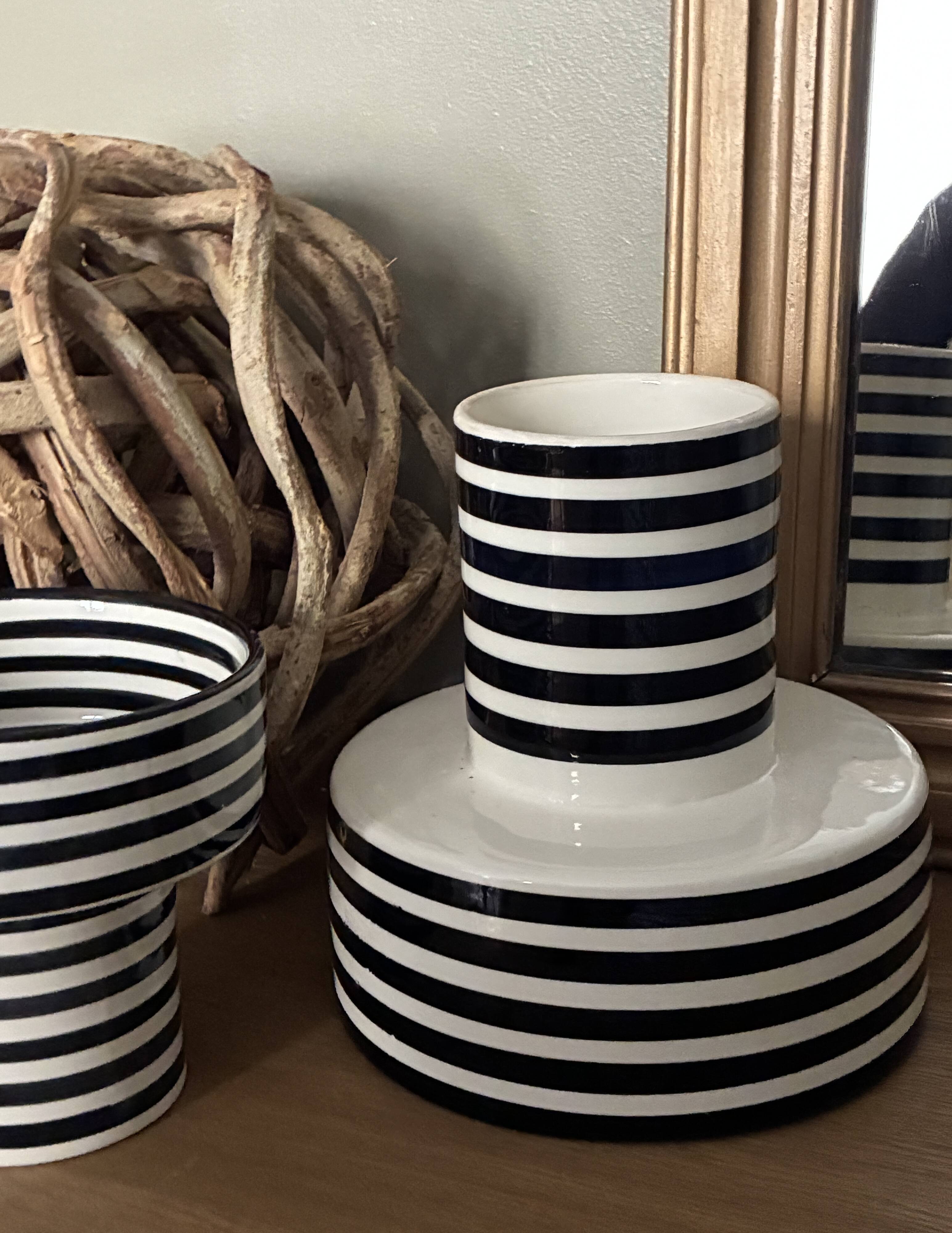 XL coupe presentation or base with black and white stripes.