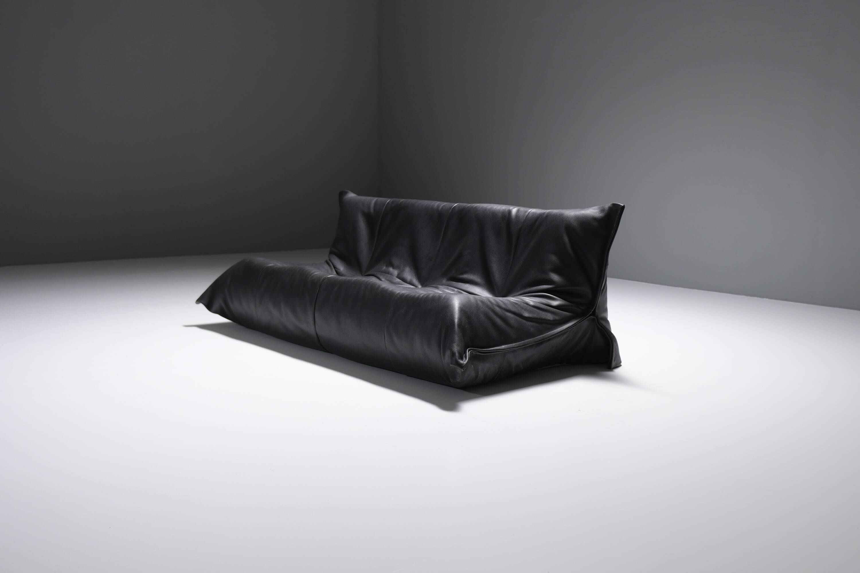Exceptional YOKO lounge sofa in original leather by Michel Ducaroy - Ligne Roset
