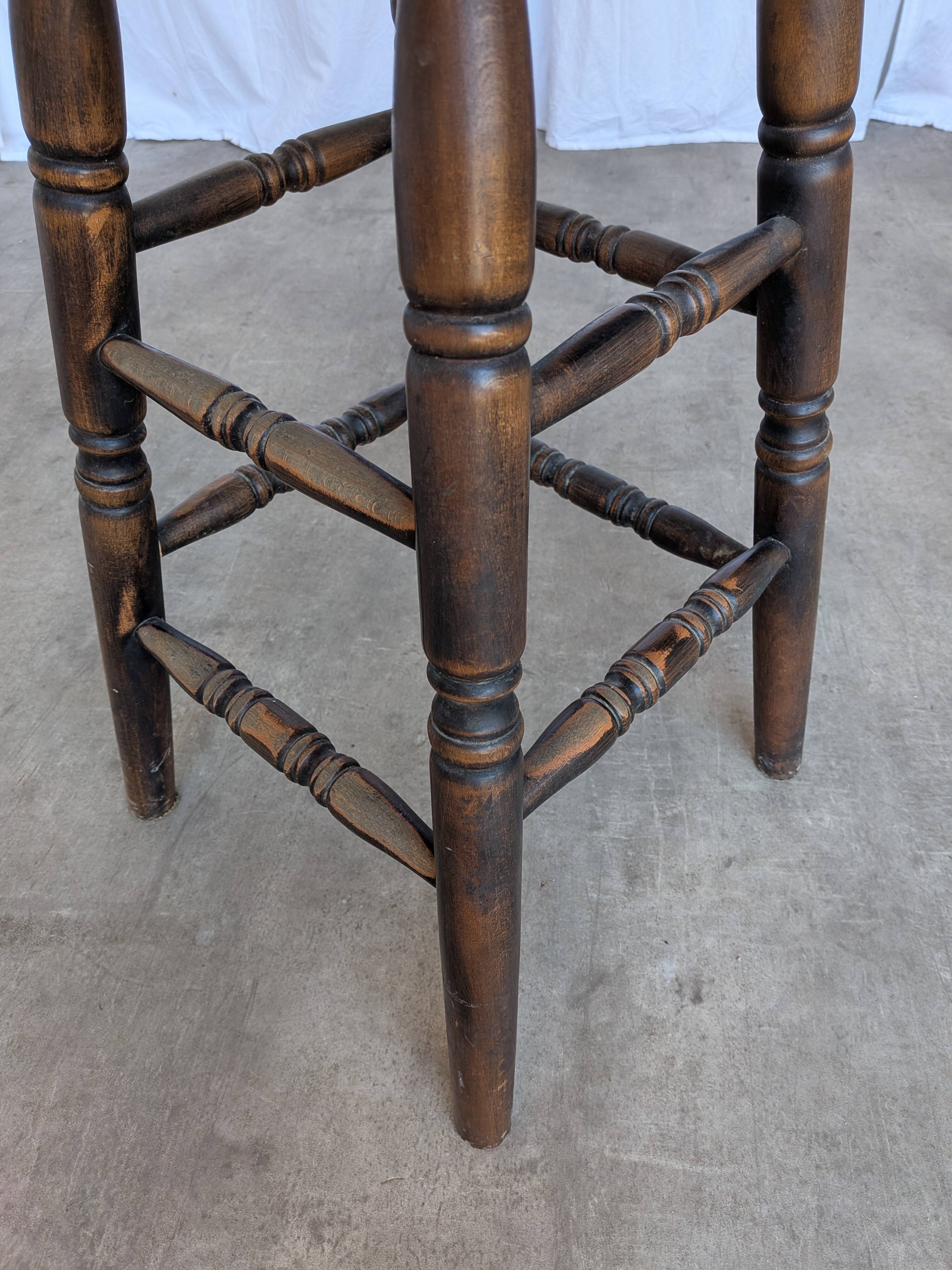 Chaise de bar en bois sculpté vintage : tabouret haut de ferme des années 1970